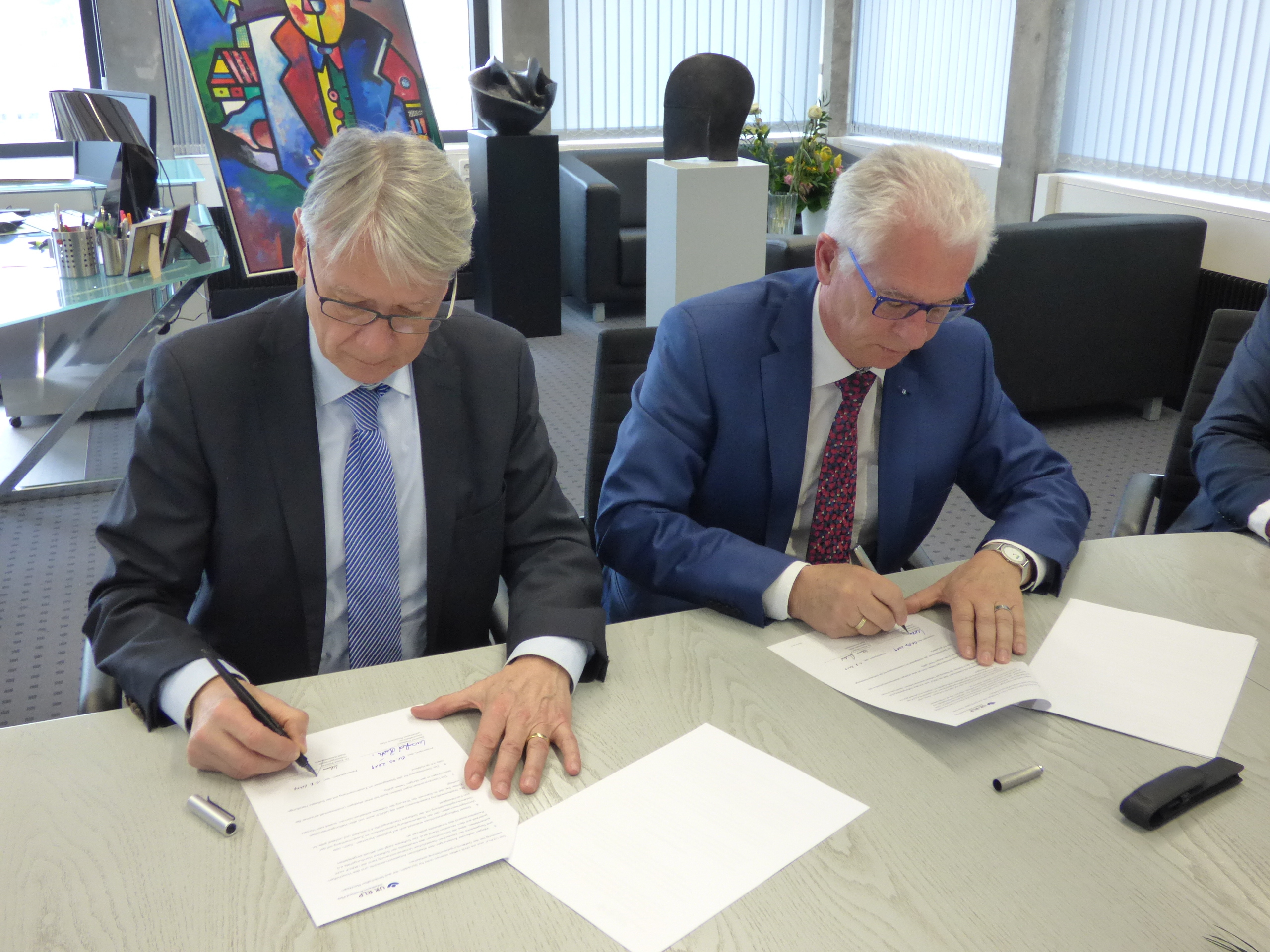 OB Klaus Weichel und Manfred Breitbach bei der Vertragsunterzeichnung Foto: PS