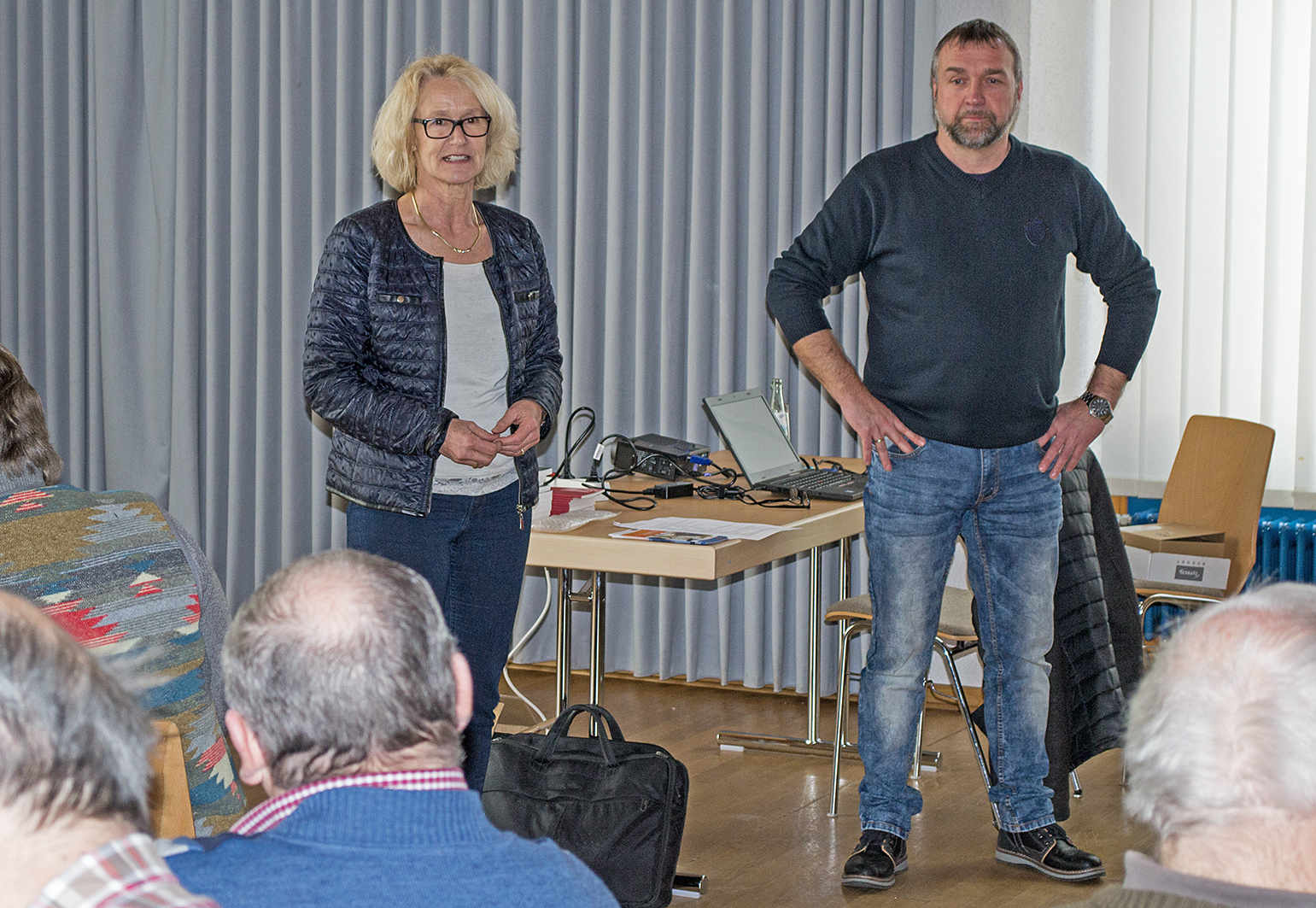 Ortsbürgermeisterin Gabriele Schütz und Pflegeberater Mario Kelter begrüßten die Gäste Foto: Schäfer