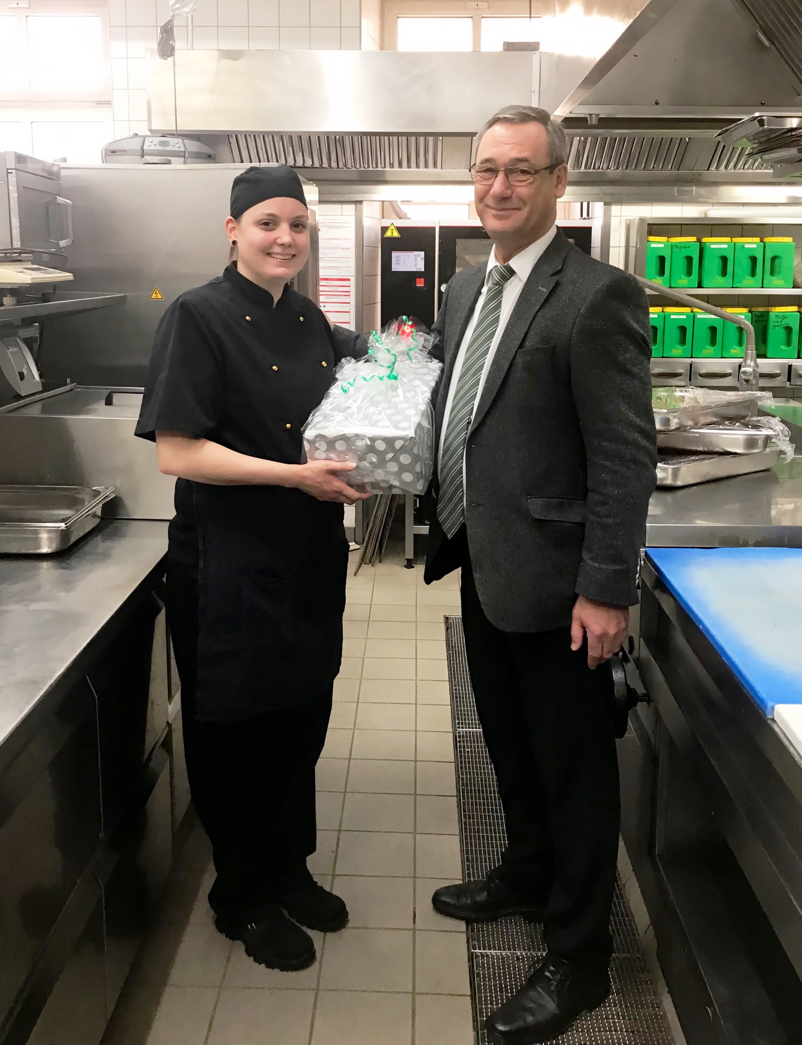 Die Drittplatzierte des 18. CC-Cups Nina Lux (Auszubildende Kurpark-Hotel Bad Dürkheim) mit Friedrich Brenner (Direktor Kurpark-Hotel Bad Dürkheim).