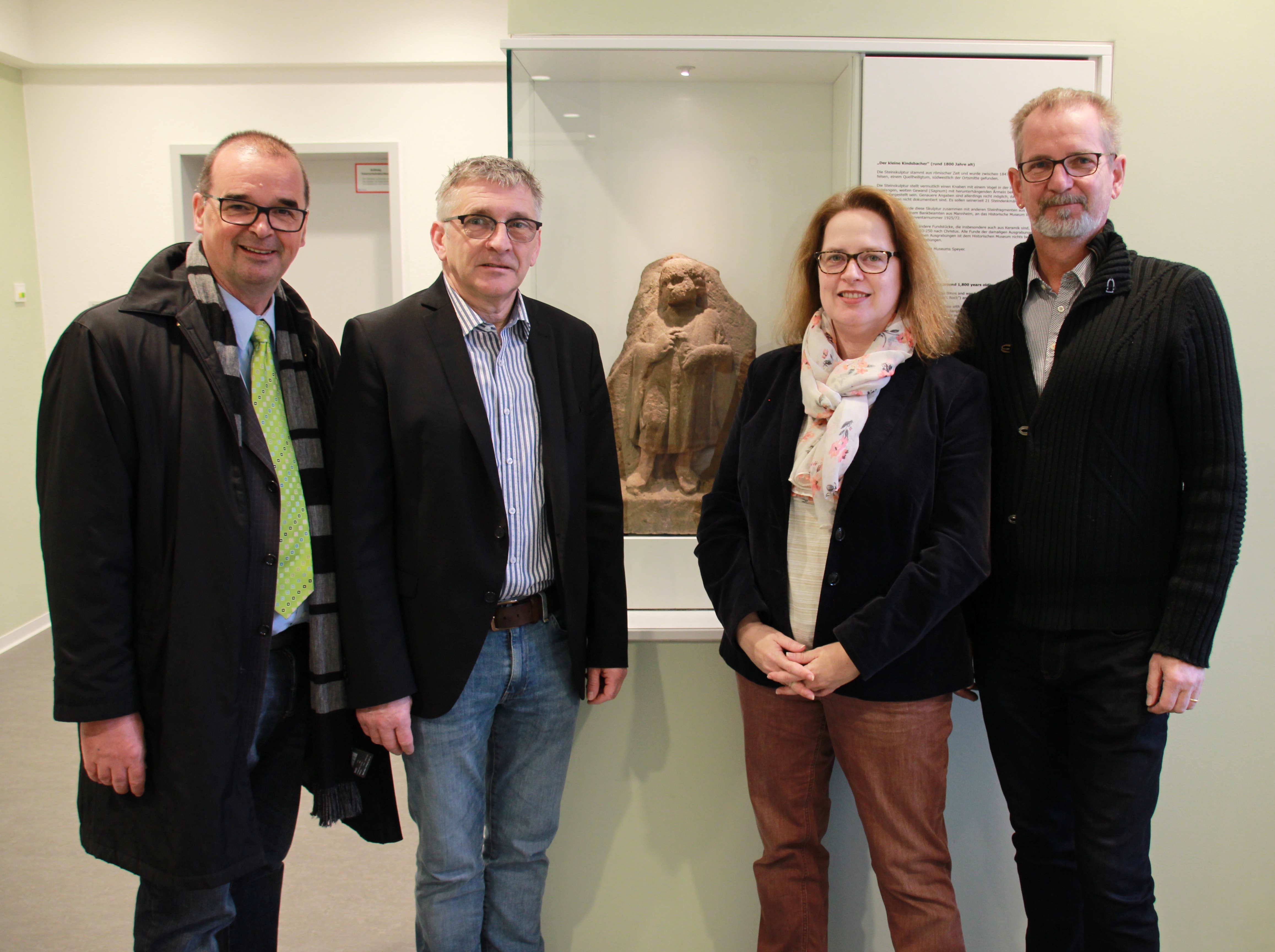 Bürgermeister Dr. Peter Degenhardt, Ortsbürgermeister Knut Böhlke, Kuratorin Melanie Herget und Restaurator Lucius Alsen (von links) Foto: PS
