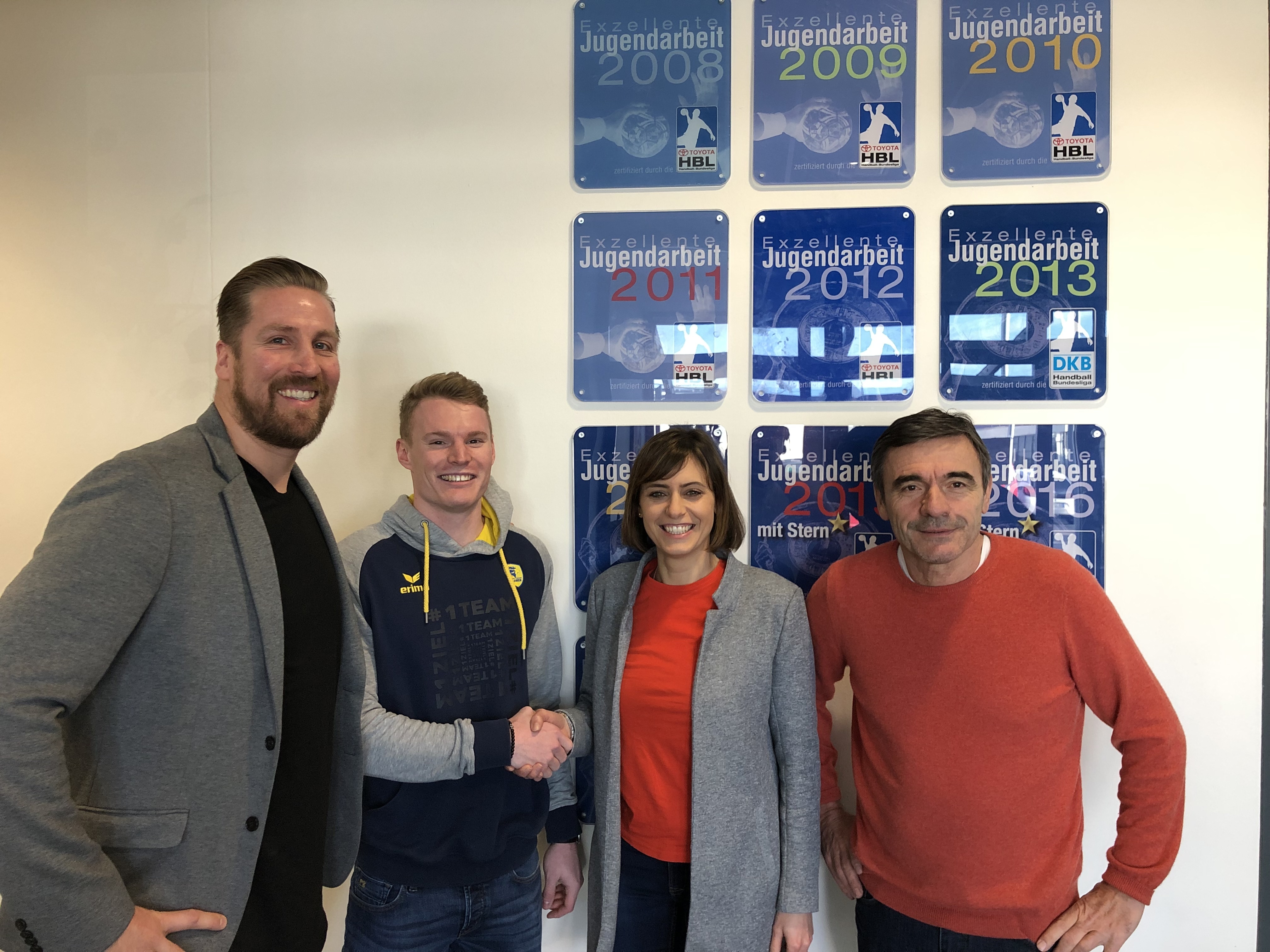Von links: Oliver Roggisch (Sportlicher Leiter Rhein-Neckar Löwen), Tim Ganz, Jennifer Kettemann (Geschäftsführerin Rhein-Neckar Löwen) und Rolf Bechtold (Leiter Nachwuchsleistungszentrum).