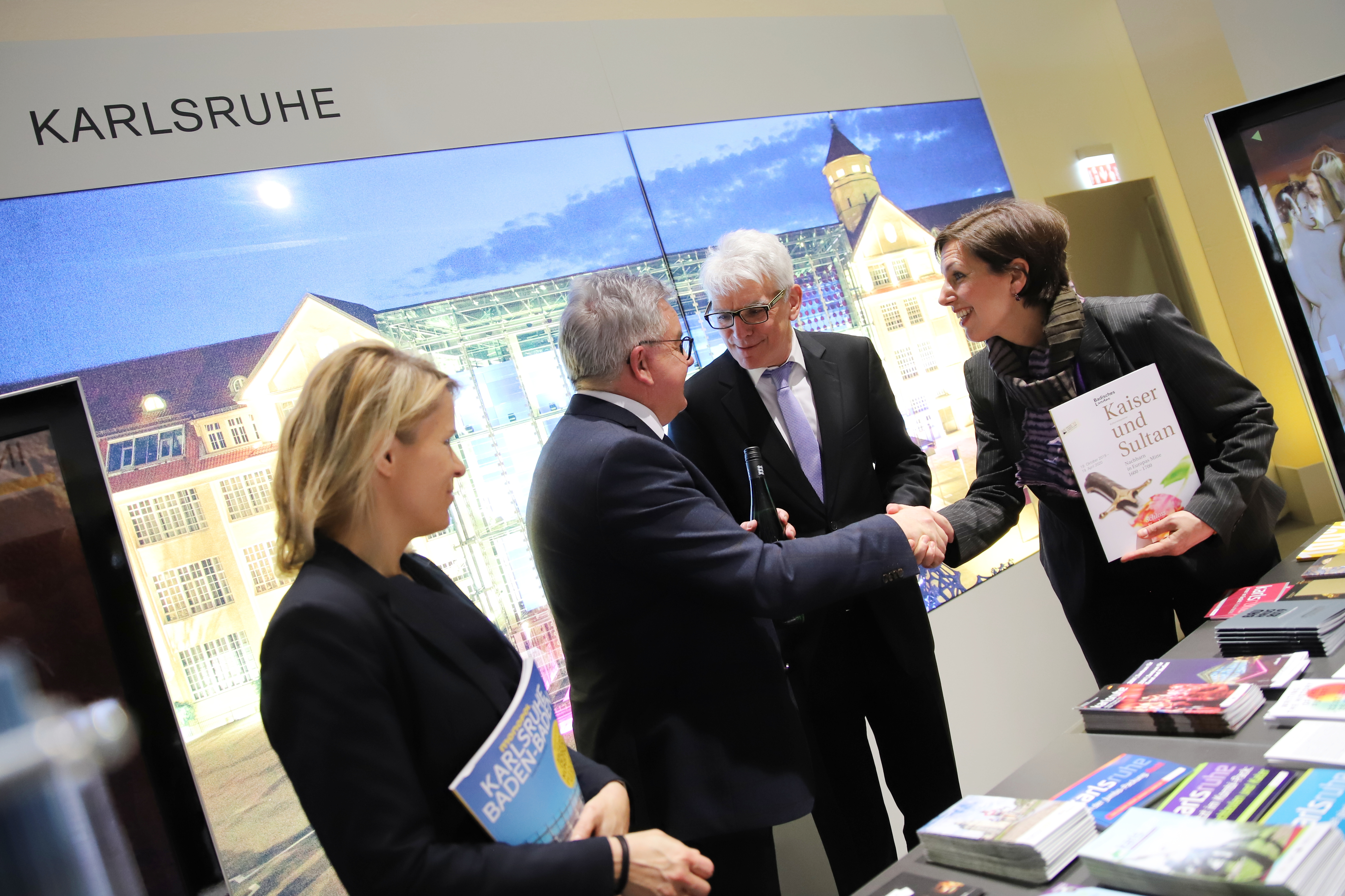 Am Karlsruhe-Stand auf der Messe ITB (v.l.): Dominika Szope vom ZKM, Tourismusminister Guido Wolf, Klaus Hoffmann, Geschäftsführer der "KTG Karlsruhe Tourismus", und Katrin Lorbeer vom Badisches Landesmuseum