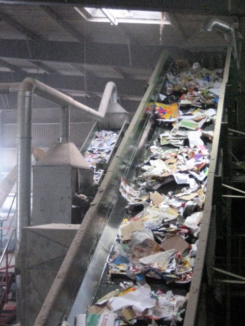 Transportbänder in der Papiersortieranlage. | Foto: ps