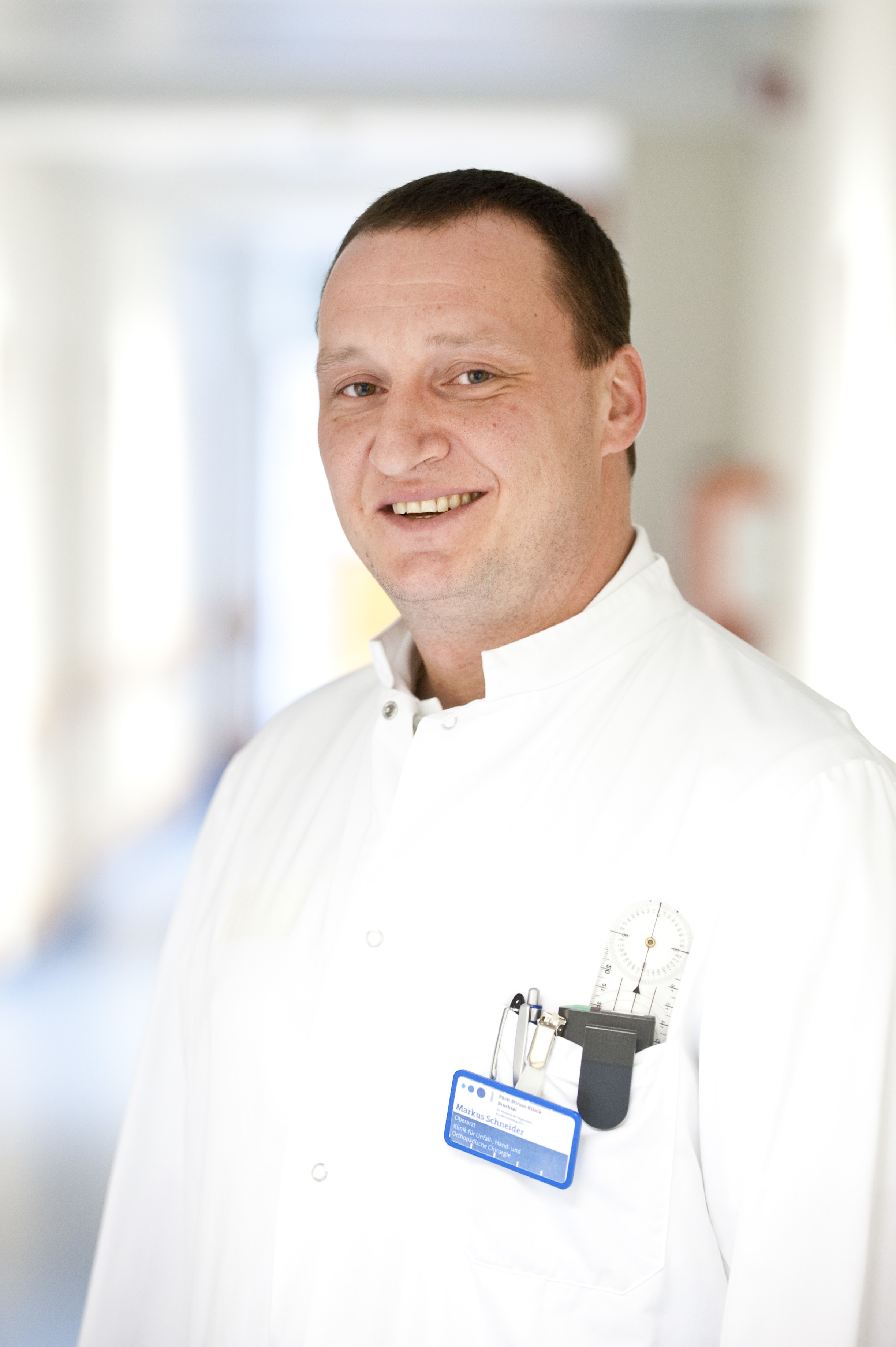 Referent ist Oberarzt Markus Schneider von der Klinik für Unfall-, Hand- und Orthopädische Chirurgie.