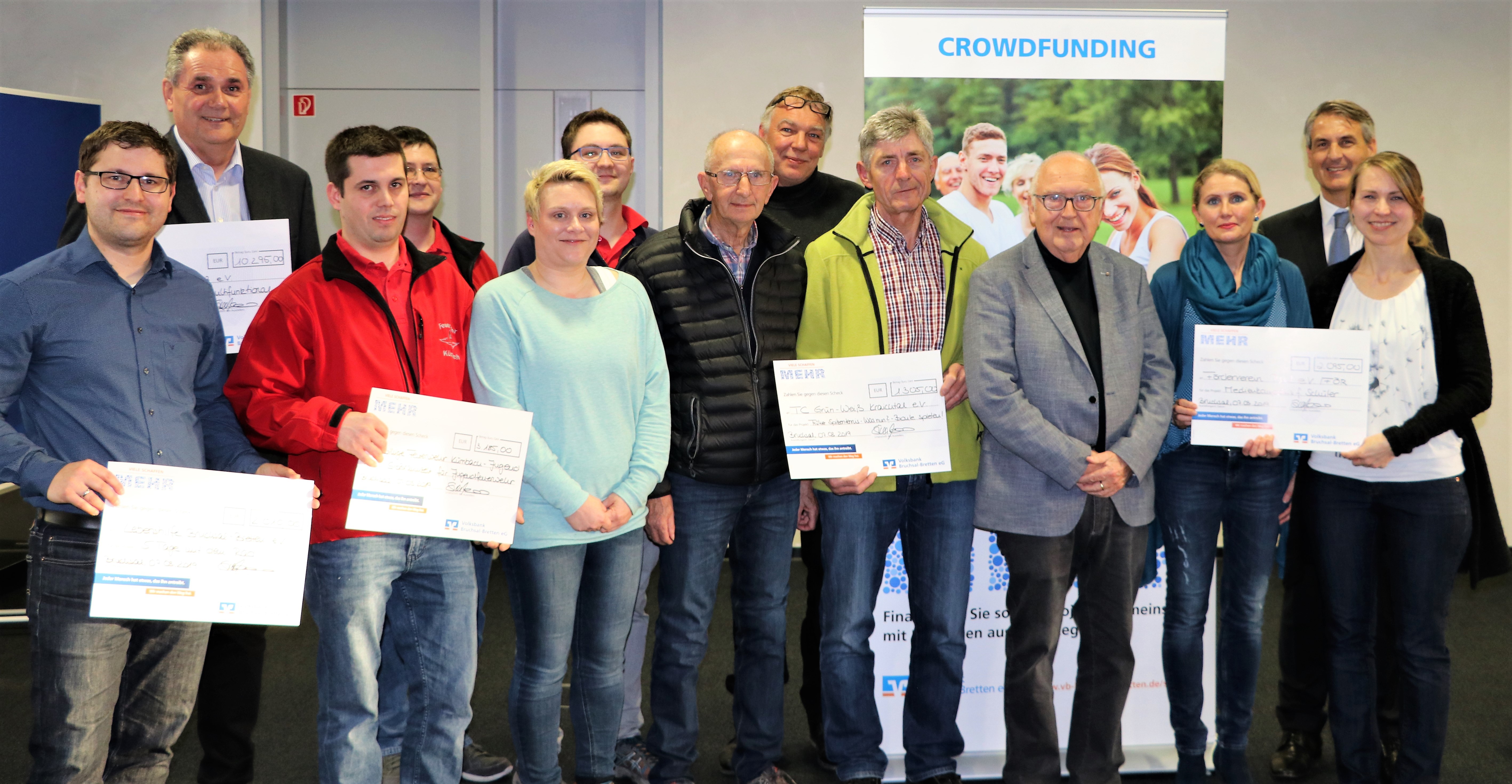 Vorstandsvorsitzender der Volksbank Bruchsal-Bretten eG und Vorstand der Stiftung der Volksbank Bruchsal-Bretten Roland Schäfer beglückwünscht die Vereinsvertreter im Rahmen einer Gratulationsfeier zur erfolgreichen Finanzierung ihrer Vorhaben.