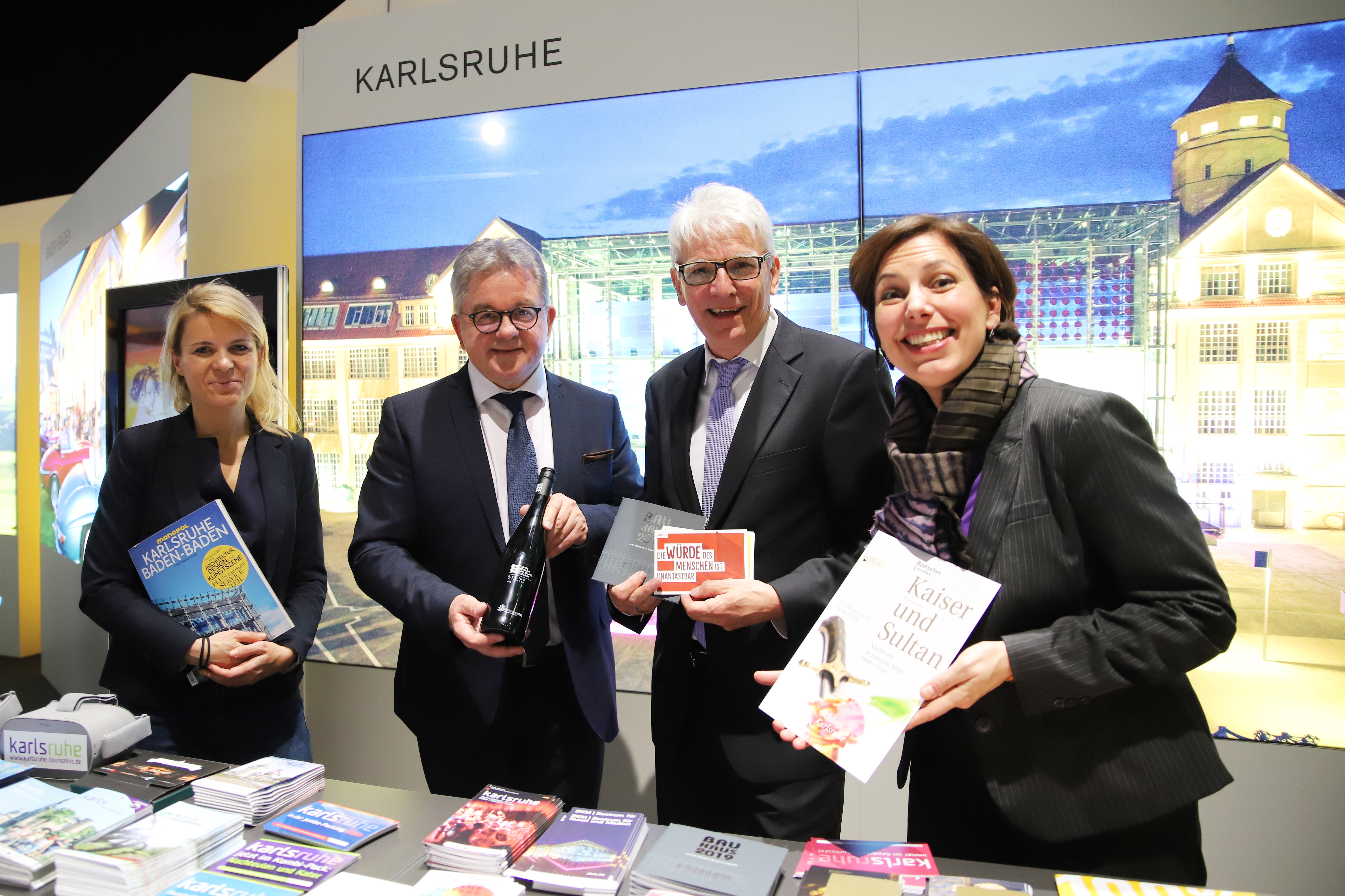 Am Karlsruhe-Stand auf der Messe ITB (v.l.): Dominika Szope vom ZKM, Tourismusminister Guido Wolf, Klaus Hoffmann, Geschäftsführer der "KTG Karlsruhe Tourismus", und Katrin Lorbeer vom Badisches Landesmuseum