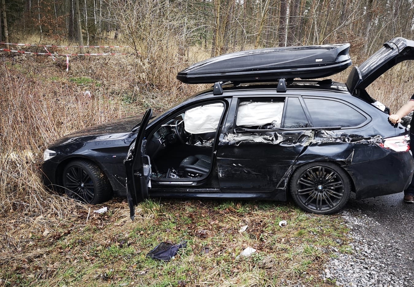 Eins der völlig demolierten Fahrzeuge.