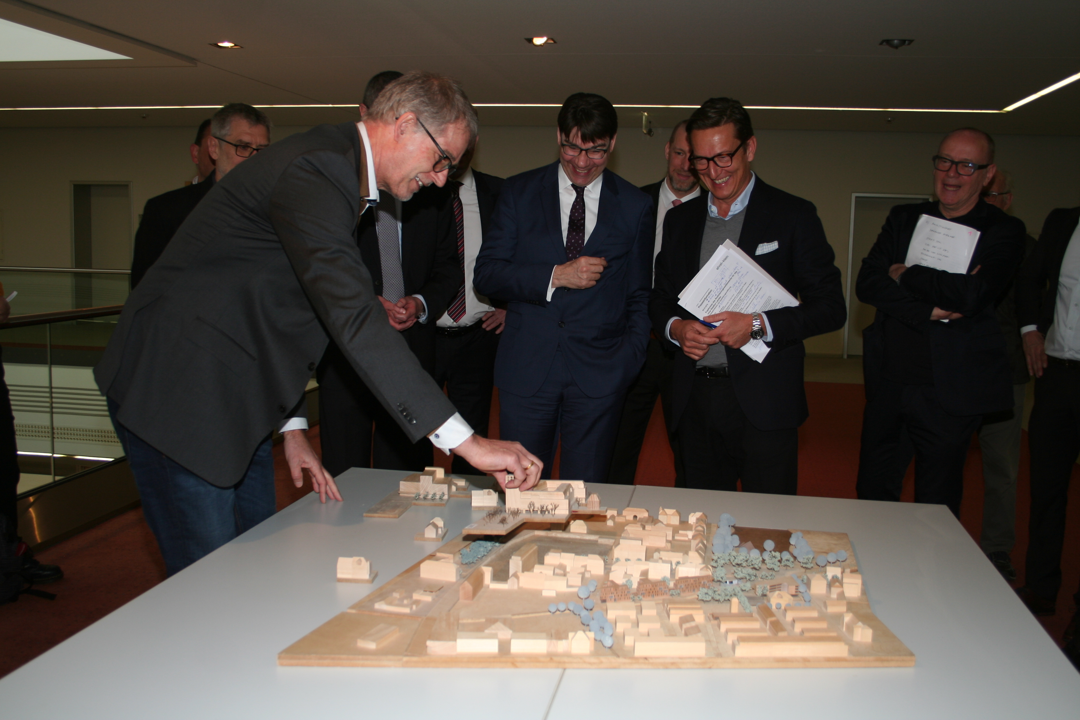 Es passt alles ganz genau bei dem Siegermodell. Architekt Tilmann Probst setzt seinen Entwurf in das Stadtmodell ein.