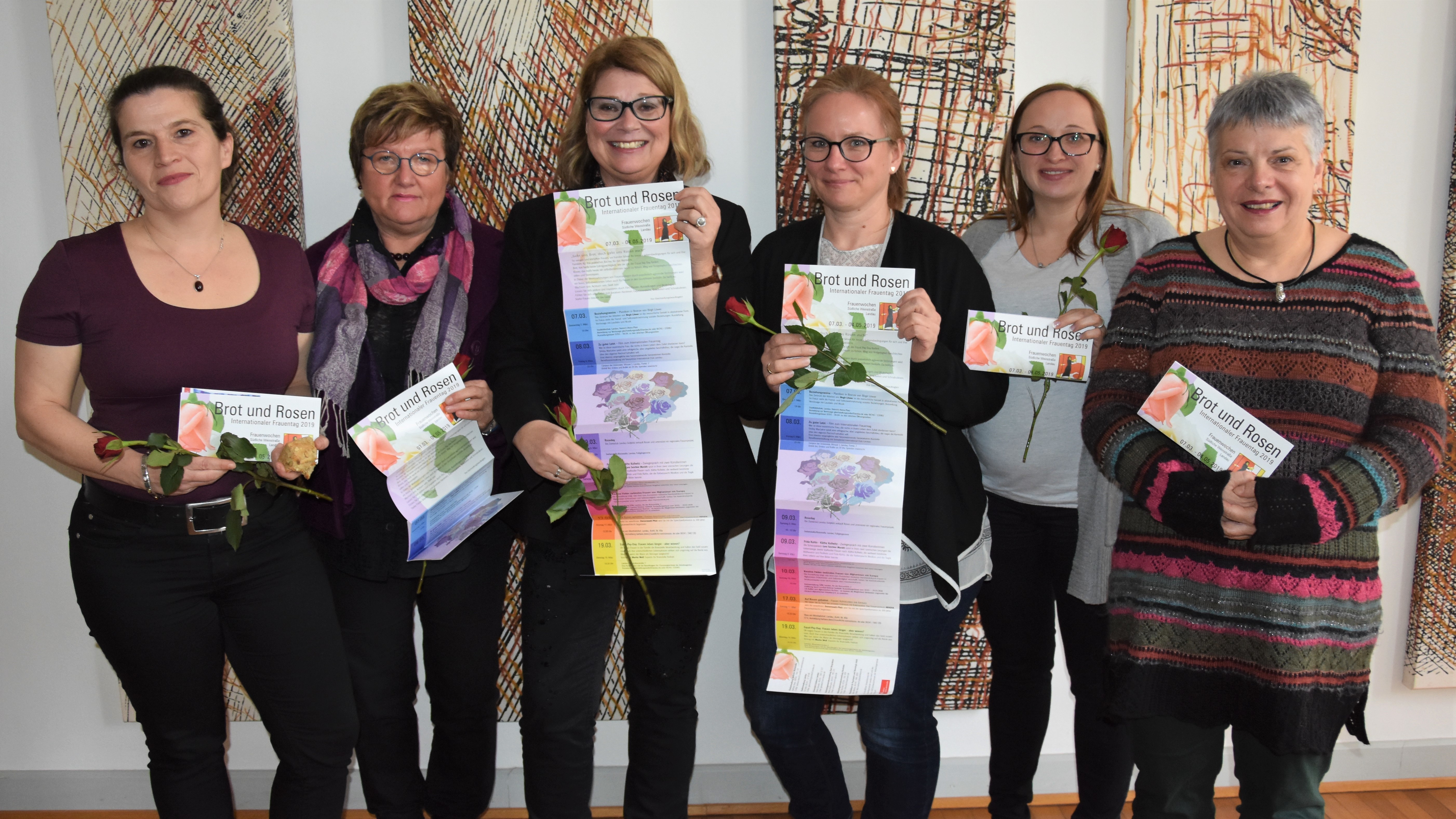 Die Gleichstellungsbeauftragten Barbara Dees (Landkreises Südliche Weinstraße), Marita Rothmann (Verbandsgemeinde Bad Bergzabern), Evi Julier (Stadt Landau), Silke Mathes (Pfalzklinikum), Sandra Hubert (Verbandsgemeinde Landau-Land) und Rosa Tritschler (Verbandsgemeinde Herxheim) bei der Vorstellung des Programms des Frauenwochen „Brot&Rosen“ 2019 im Landauer Rathaus.