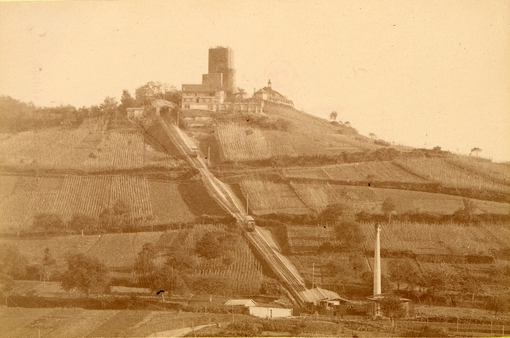 Blick auf den Turmberg mit Turmbergbahn und den Gastwirtschaften „Friedrichshöhe“ und „Burghof“ – um 1890. foto: Stadtarchiv Karlsruhe 8/PBS oXIVa 1305