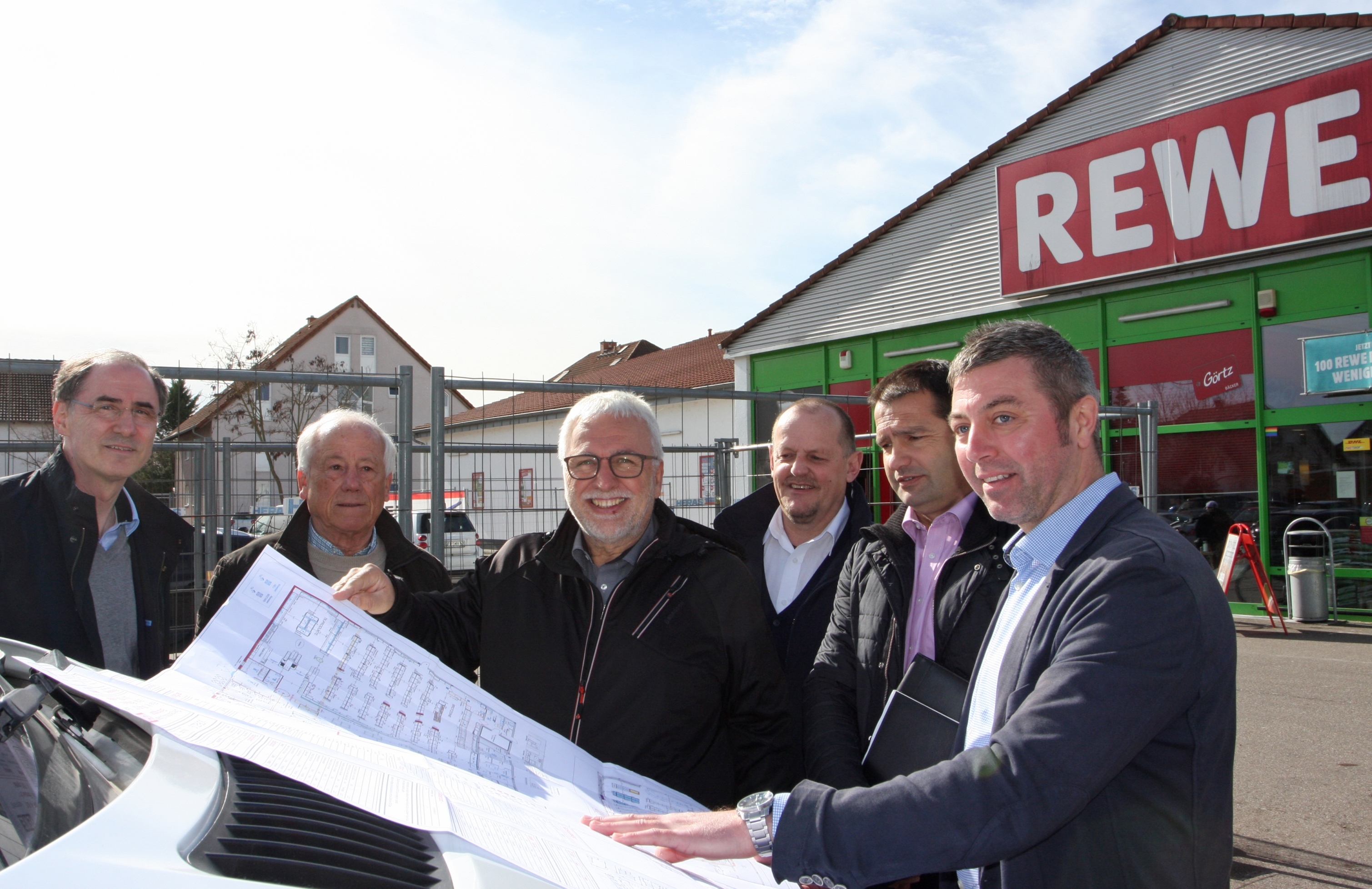 Das Bild zeigt von links: Jürgen Bissinger, Expansion REWE Südwest, Fritz Beisel, Beigeordneter, Erwin Leuthner, Bürgermeister Lingenfeld, Klaus Klee, Vertreter des Investors, Frank Collet, Vertreter der Baufirma, und Jochen Frühbis, Projektleiter Bau REWE Südwest.