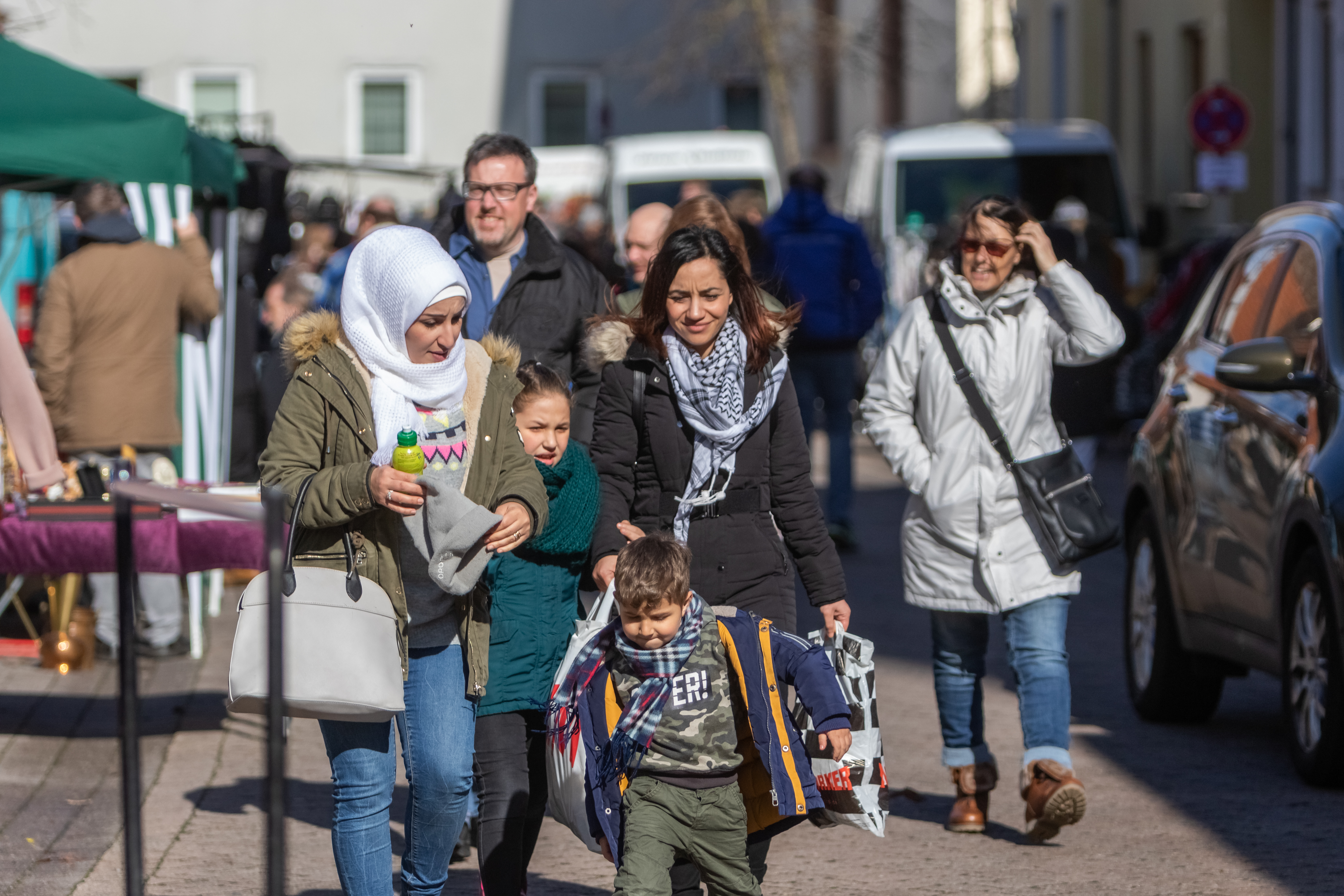 Auch wenn das Wetter nicht ideal war: Zahlreiche Besucher nutzen am Sonntag die Gelegenheit zu einem Bummel durch Graben.