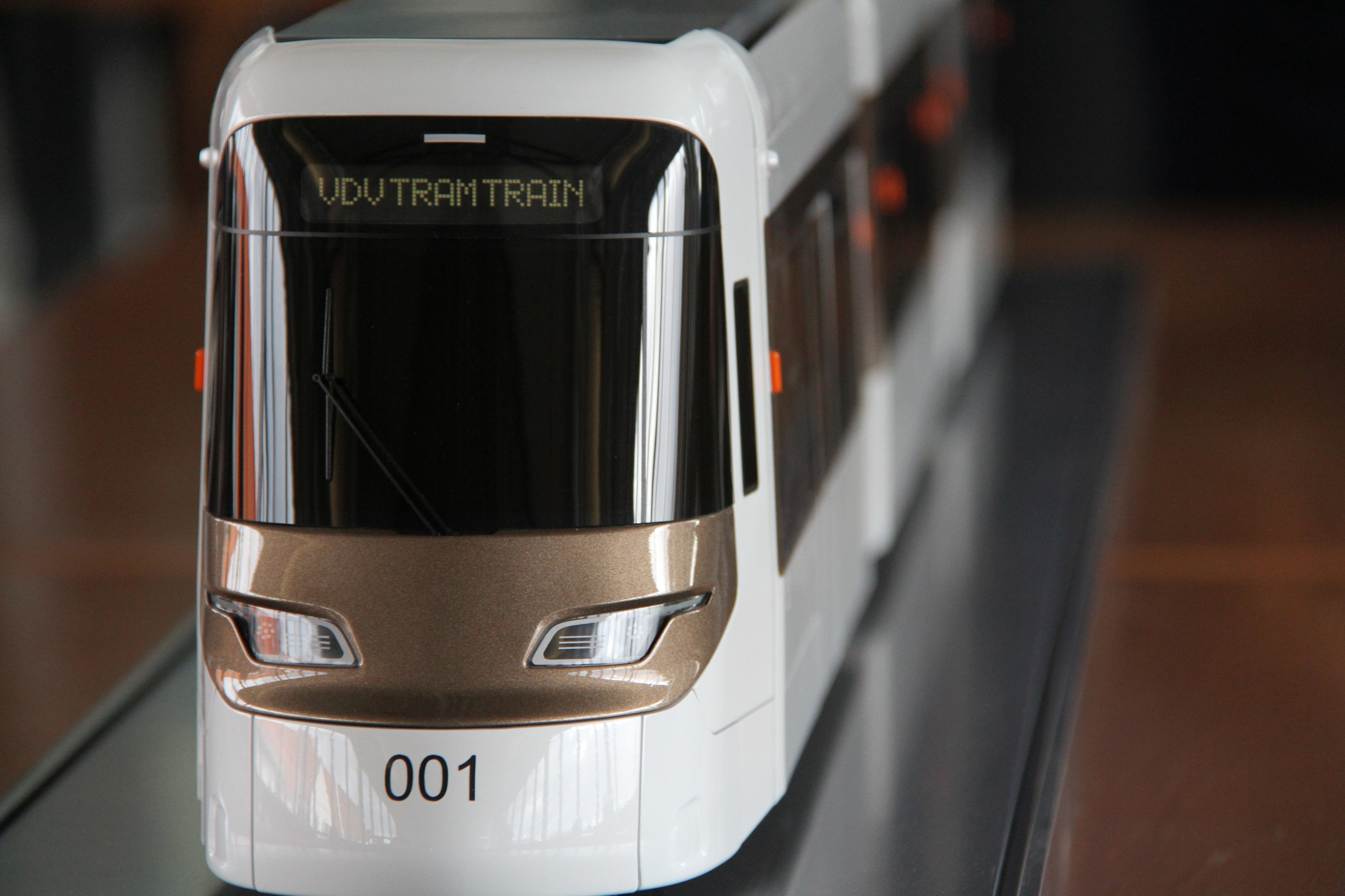 VDV TramTrain-Projekt Modell: Fünf Verkehrsunternehmen haben zusammen das Standardfahrzeug eines TramTrains entwickelt.