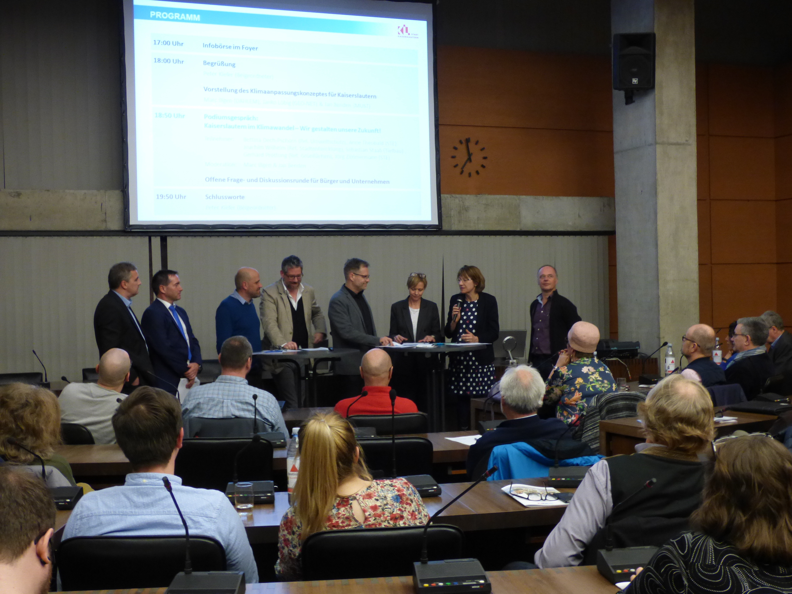 Die Fragerunde mit den Vertretern aus Verwaltung und STE. Von links: Sebastian Staab (Referat Tiefbau), Gerhard Prottung (Referat Grünflächen), Jan Benden, Prof. Marc Illgen. Jörg Zimmermann (STE), Anne Theobald (STE), Bettina Dech-Pschorn (Referat Umweltschutz), Joachim Wilhelm (Referat Stadtentwicklung) Foto: ps