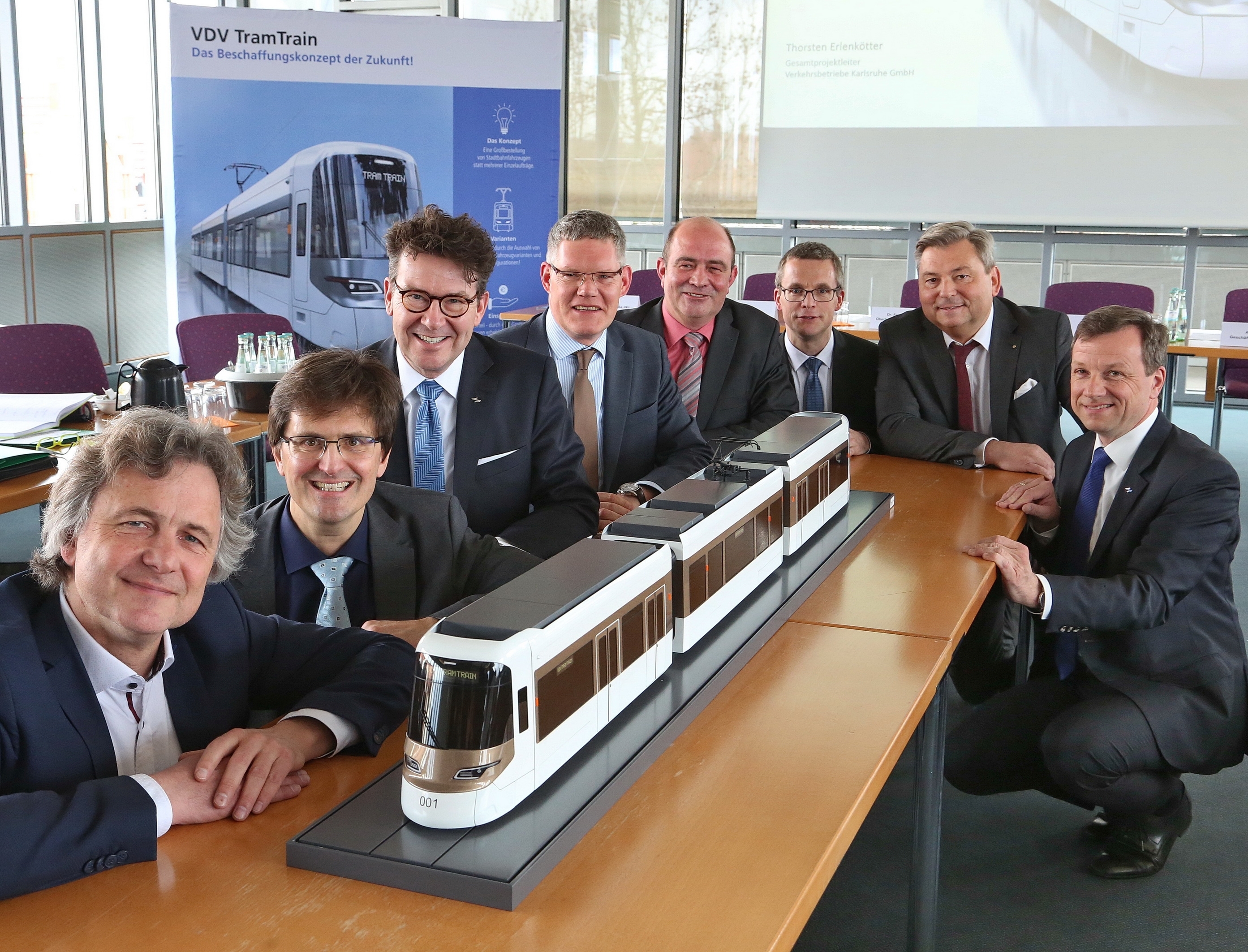 Geld, Zeit und Ressourcen wollen fünf deutsche Verkehrsunternehmen sparen. Sie haben sich deshalb zu einer Kooperation entschlossen und planen, zusammen rund 240 TramTrains zu bestellen. Einen entsprechenden Vertrag haben Vertreter der Albtal-Verkehrs-Gesellschaft (AVG), der Verkehrsbetriebe Karlsruhe (VBK), der Erms-Neckar-Bahn AG (ENAG), der Saarbahn Netz GmbH und des Verkehrsverbunds Mittelsachsen (VMS) heute Mittag in Karlsruhe unterschrieben (v.l.): Karlsruhes Oberbügermeister Dr. Frank Mentrup, Carsten Strähle (Vorstandsvorsitzender Erms-Neckar-Bahn AG), Dr. Alexander Pischon (Vorsitzender der Geschäftsführung Verkehrsbetriebe Karlsruhe und Albtal-Verkehrs-Gesellschaft), Ulrich Weber (Geschäftsführer VDV-Landesgruppe Baden-Württemberg), Thorsten Erlenkötter (Projektleiter), Mathias Korda (Geschäftsbereichsleiter Verkehr/Infrastruktur, Verkehrsverbund Mittelsachsen), Peter Edlinger (Geschäftsführer Saarbahn GmbH), Ascan Egerer (Geschäftsführer Verkehrsbetriebe Karlsruhe).