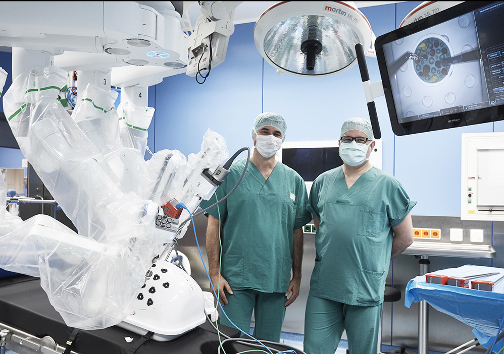 Prof. Dr. med. Hagen Loertzer (links) und Priv.-Doz. Dr. med. Dr. med. habil. Christian Mönch nehmen den neuen OP-Roboter in Betrieb Foto: PS