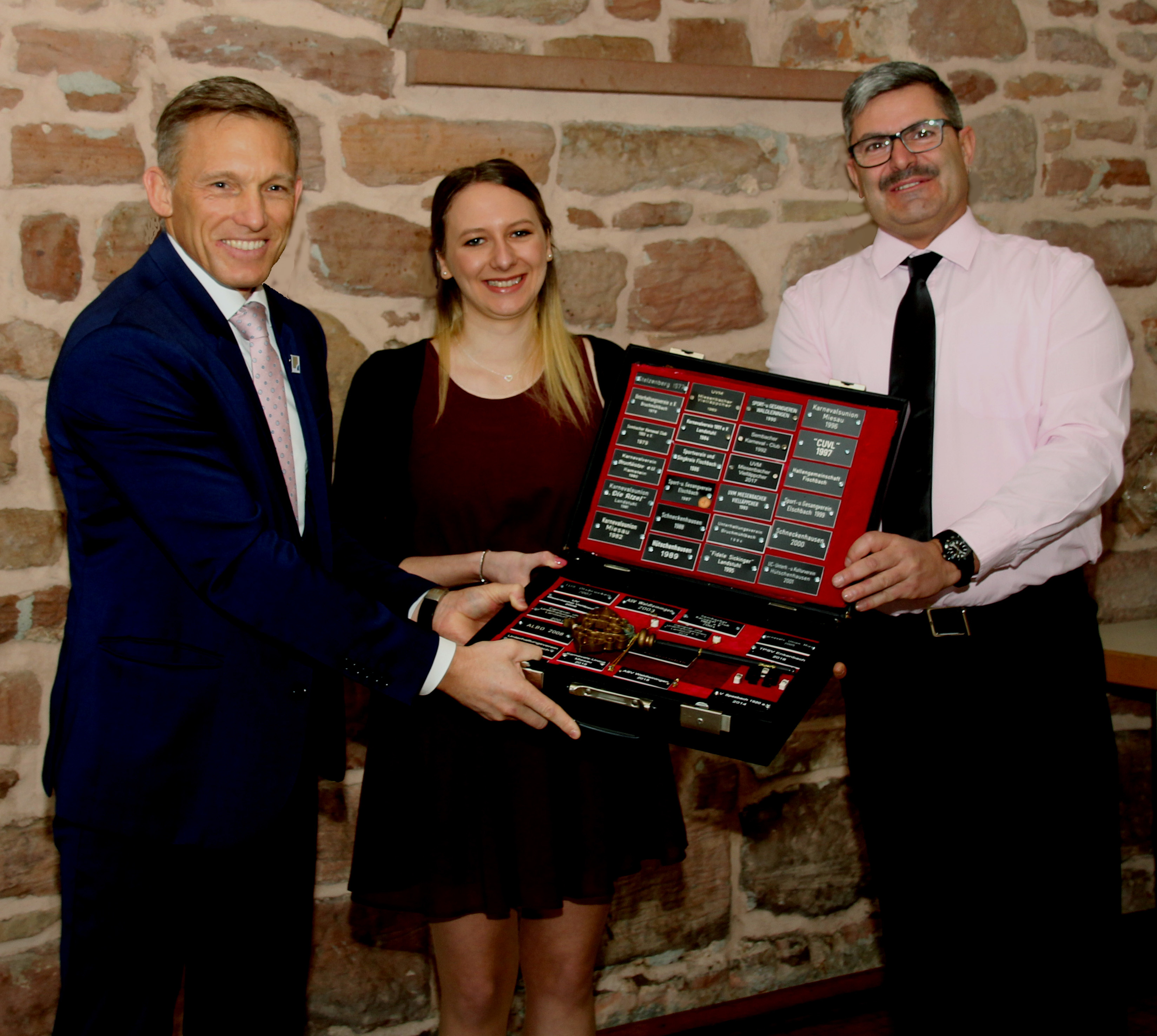 Von links: Landra Ralf Leßmeister, CUVL-Karnevalsprinzessin Anna-Lena I. mit Beisitzer Volker von Blon Foto: Kries