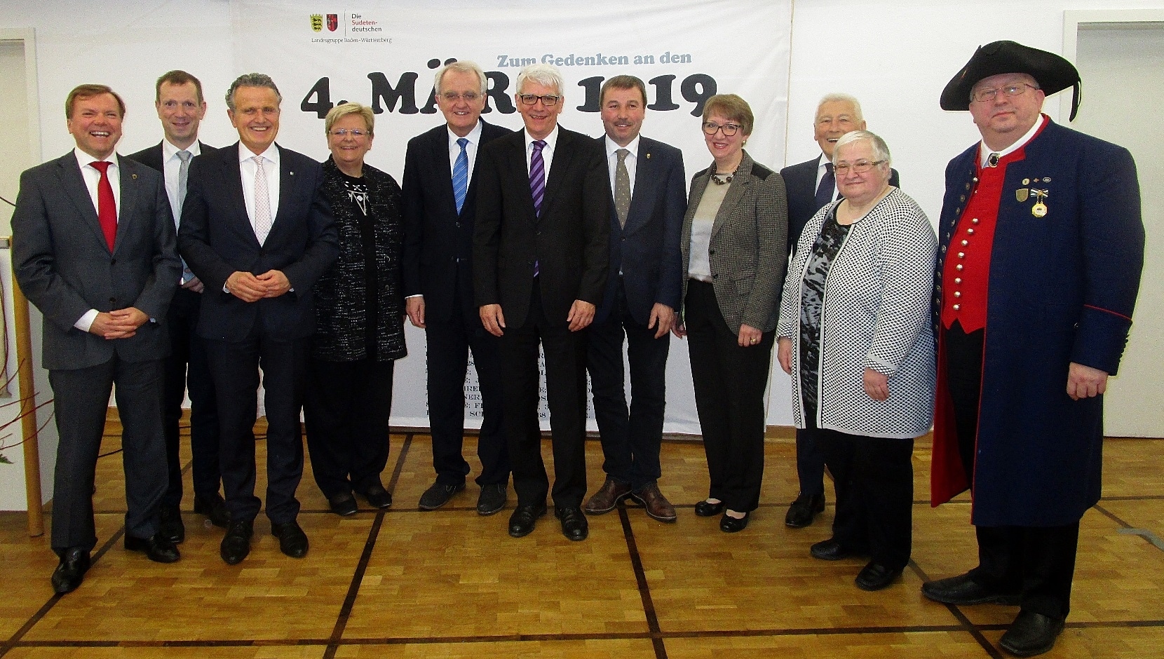 Feierstunde der Landesgruppe Baden- Württemberg der Sudetendeutschen Landsmannschaft zum Jahrestag des „4.März 1919“ am 10.März 2019 im „Haus der Heimat“ in Stuttgart :
v. l. n. r: Paul Nemeth MdL, der CDU-Fraktionsvorsitzende, Stadtrat Alexander Kotz, Oberbürgermeister Dr. Frank Nopper, die Landesvorsitzende des Bundes der Vertriebenen, Stadträtin Iris Ripsam MdB a.D., Gedenkredner Rainer Wieland MdEP und Vizepräsident des Europäischen Parlaments, Landesobmann Klaus Hoffmann, Konrad Epple MdL, Dr. Christiane Meis, der Sprecher der Südmährer, Franz Longin MdL a.D., SL-Kreisobfrau Waltraud Illner und der Vorsitzende der Arbeitsgemeinschaft der Sing-, Tanz- und Spielkreise e.V. und des Landesverbandes der Heimat und Trachtenverbände in Baden-Württemberg e.V., Reinhold Frank.