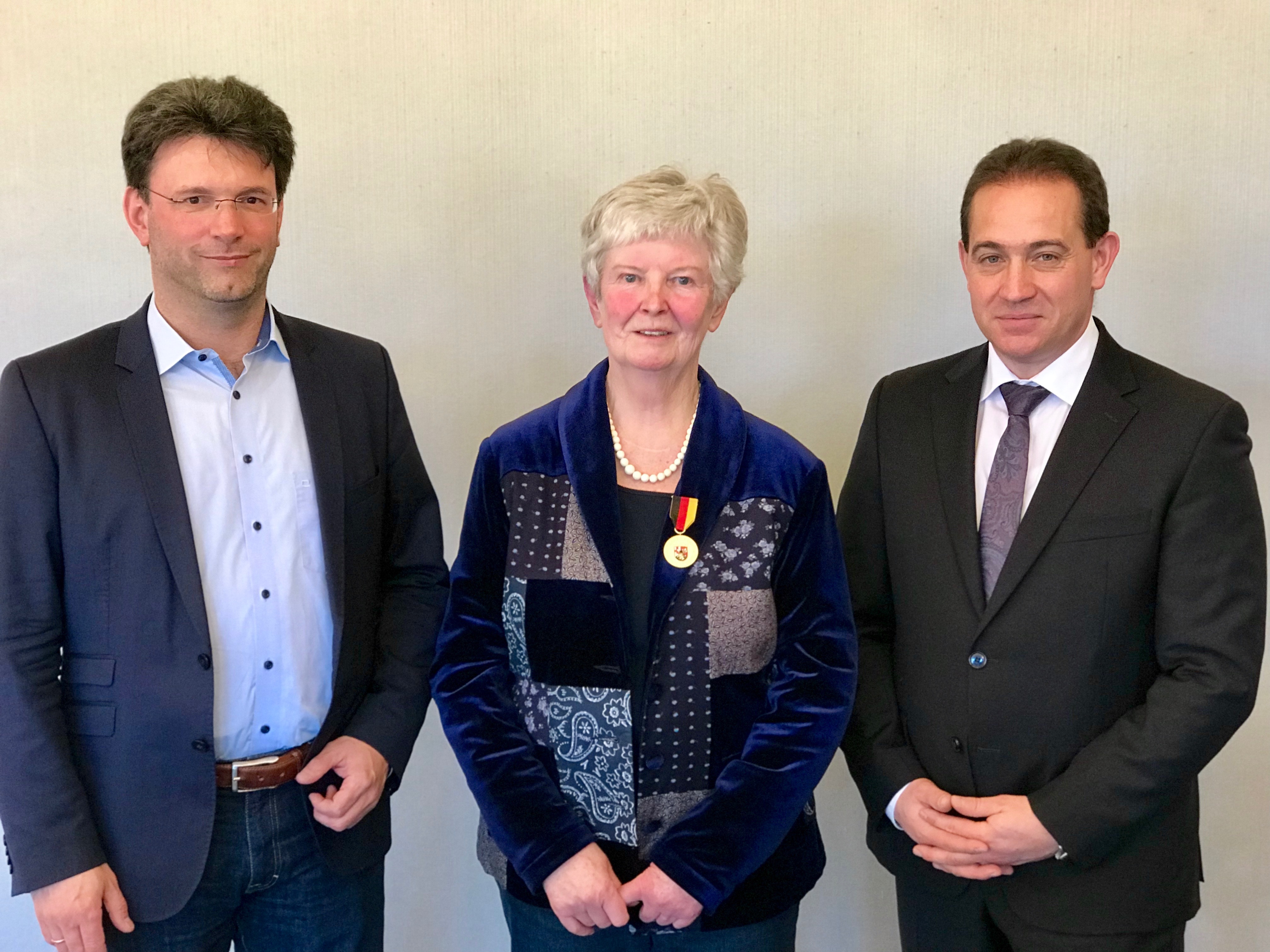 Für ehrenamtliches Engagement hat Gerda Kohlmüller die Verdienstmedaille des Landes Rheinland-Pfalz von Dr. Hannes Kopßf (rechts) erhalten. Auch Bürgermeister Christoph Glogger lobte das Engagement.