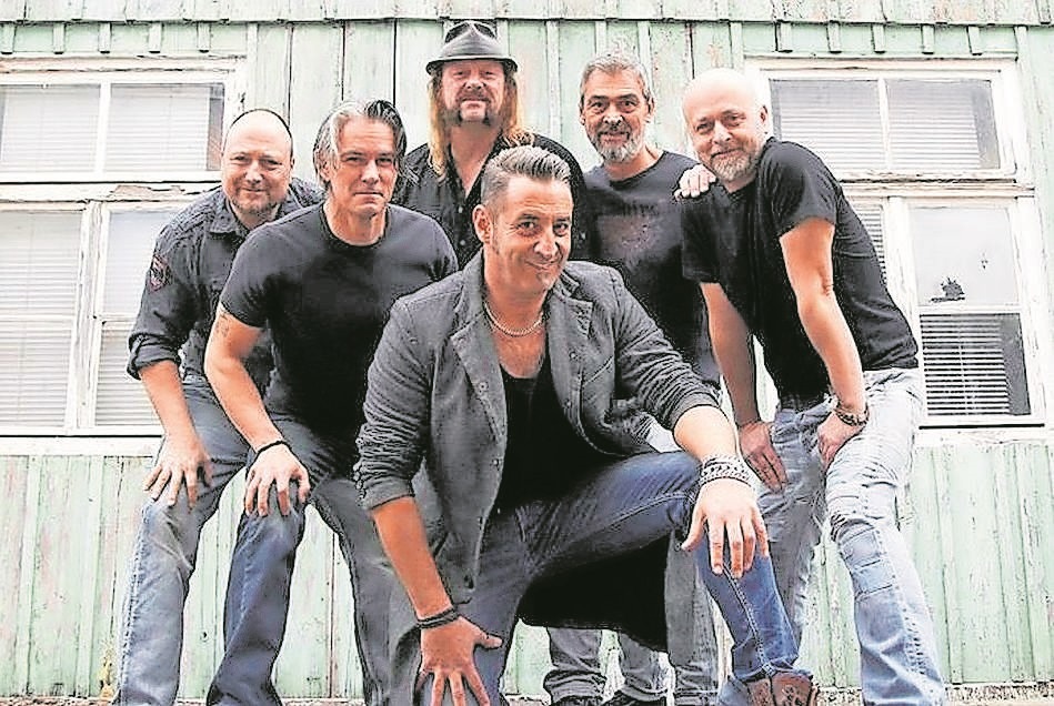 Die Formation "MadHouse" heizt bei der Wörther Oldienight tüchtig ein.