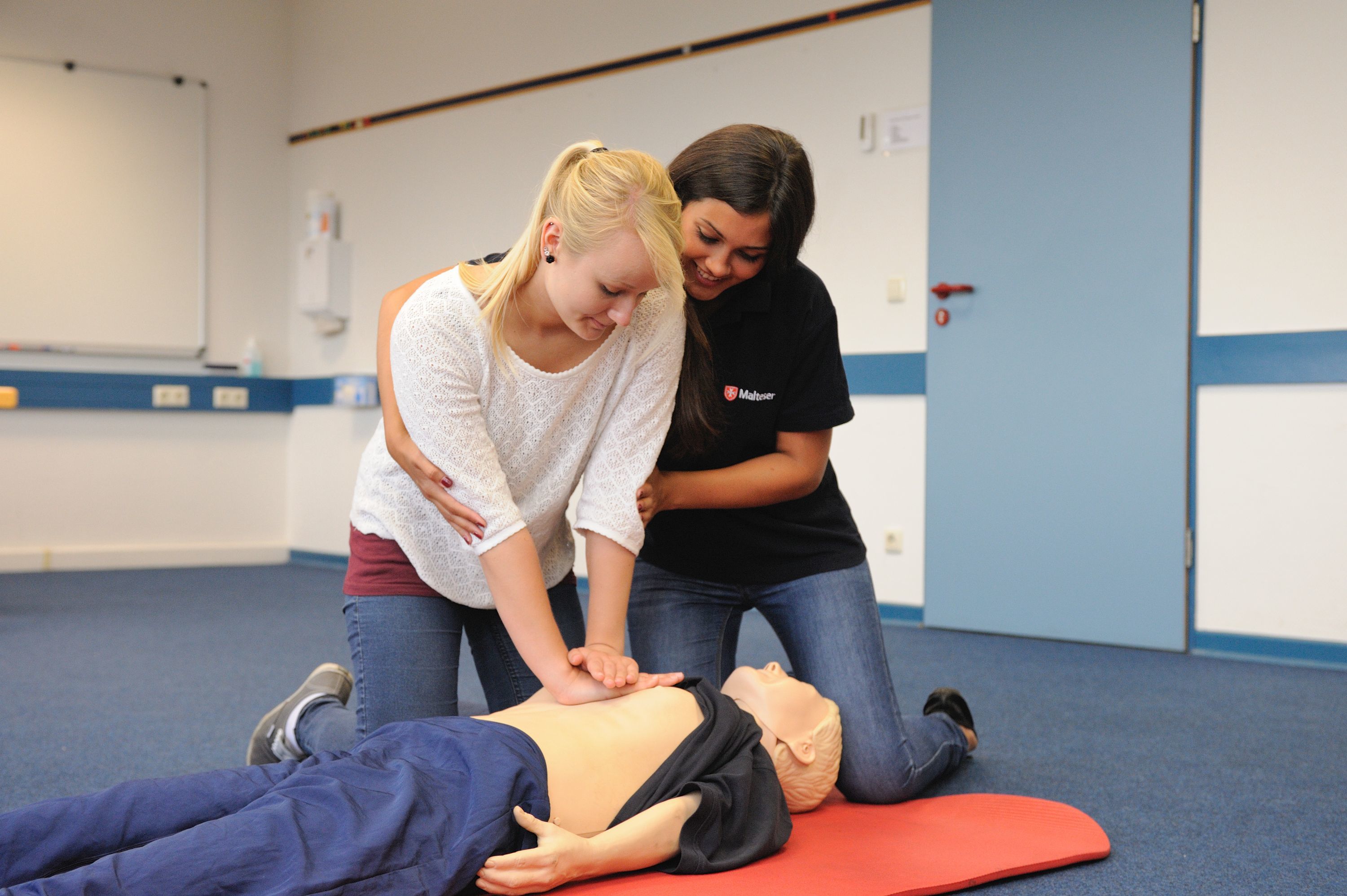 Auch die Reanimation wird im Erste-Hilfe-Kurs trainiert.