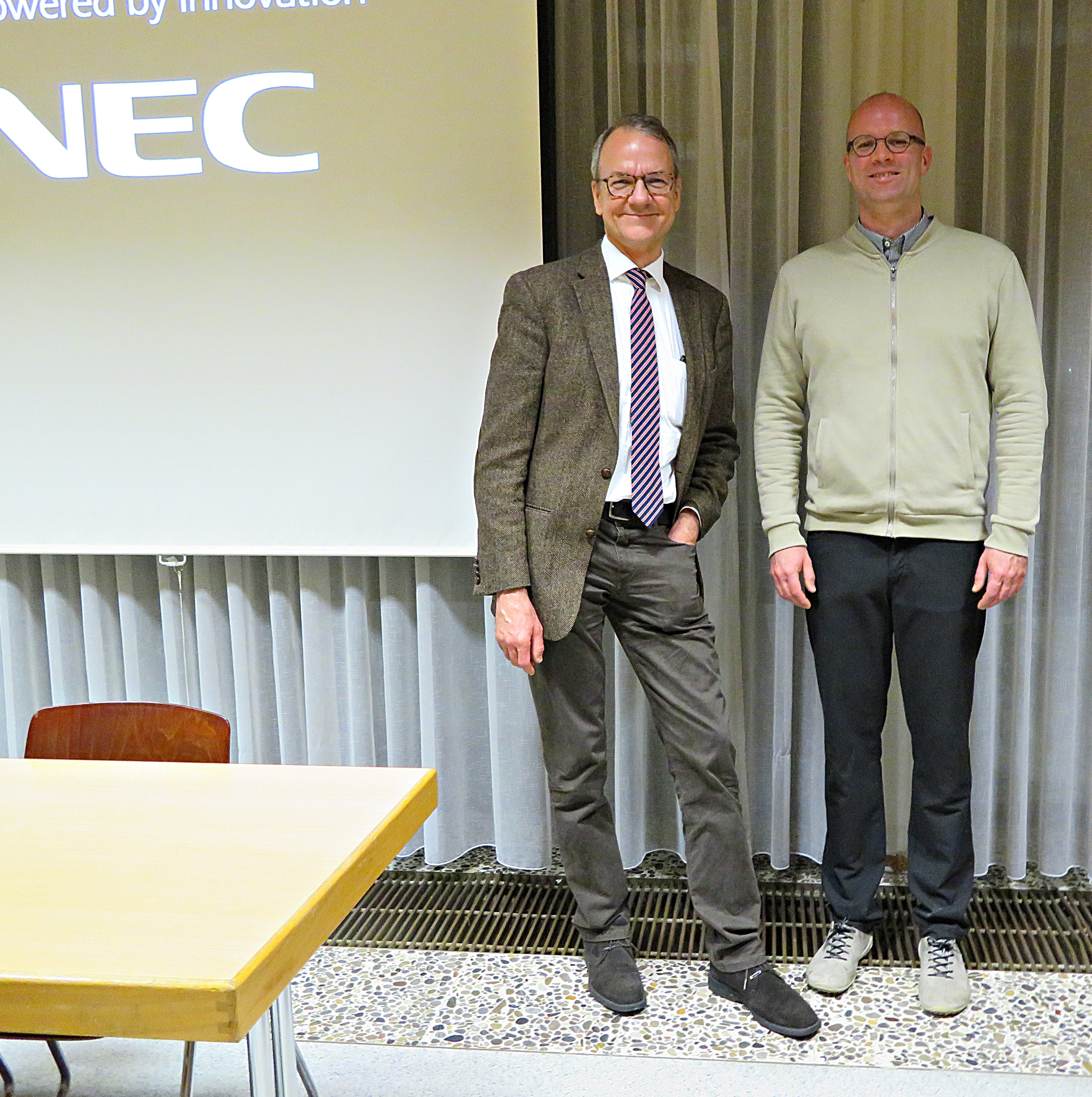 Links Prof. Dr. Stöve und daneben Oberarzt Dr. Rose