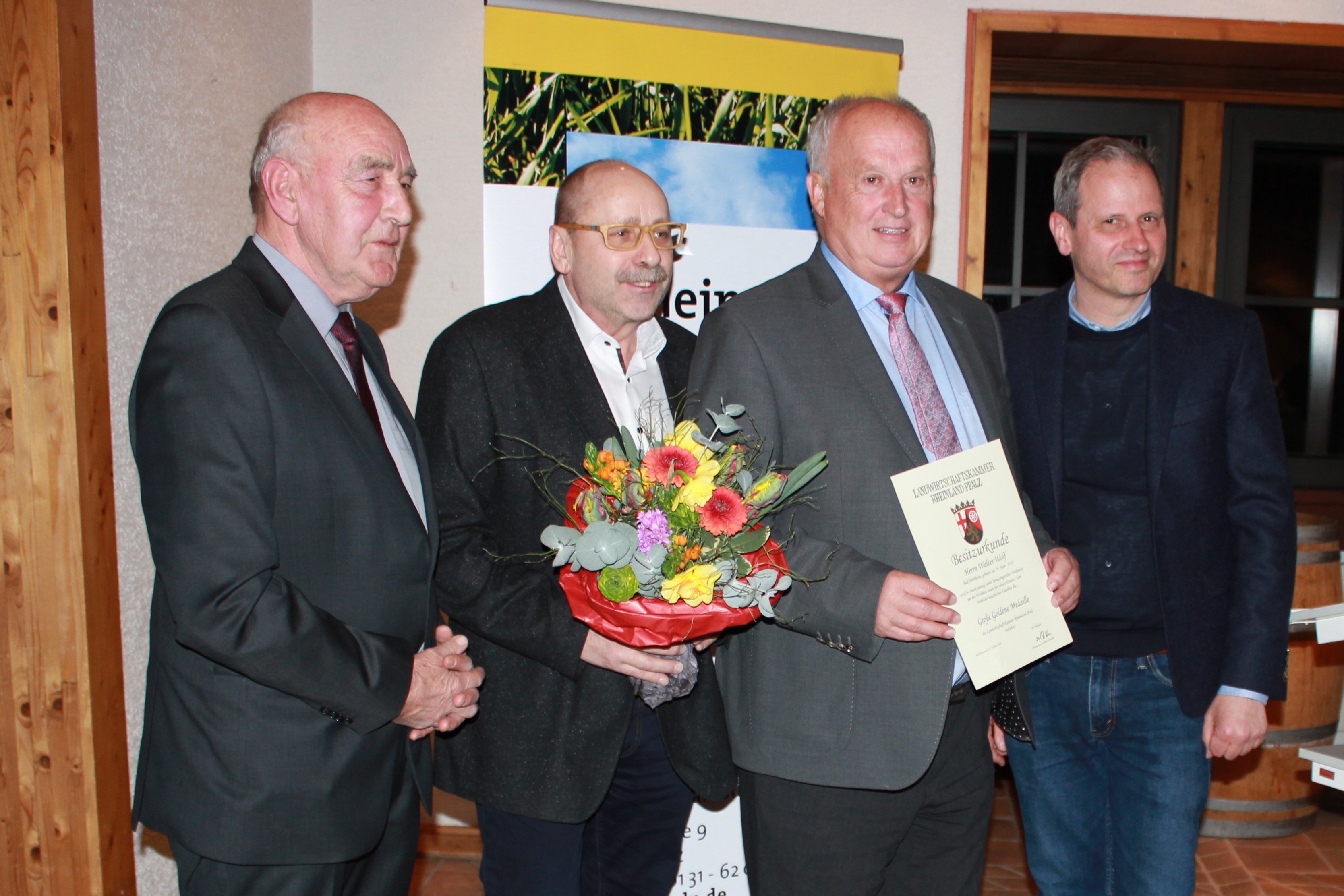 Das Foto zeigt Kammerpräsident Schindler (l.), der die Kammermedaille zusammen mit dem Weinbaupräsidenten der Pfalz, Reinhold Hörner (2.v.l.), und Steffen Christmann, stellvertretender Vorsitzender des Bauern- und Winzerverbandes Bad Dürkheim (r.), an Walter Wolf übergab.