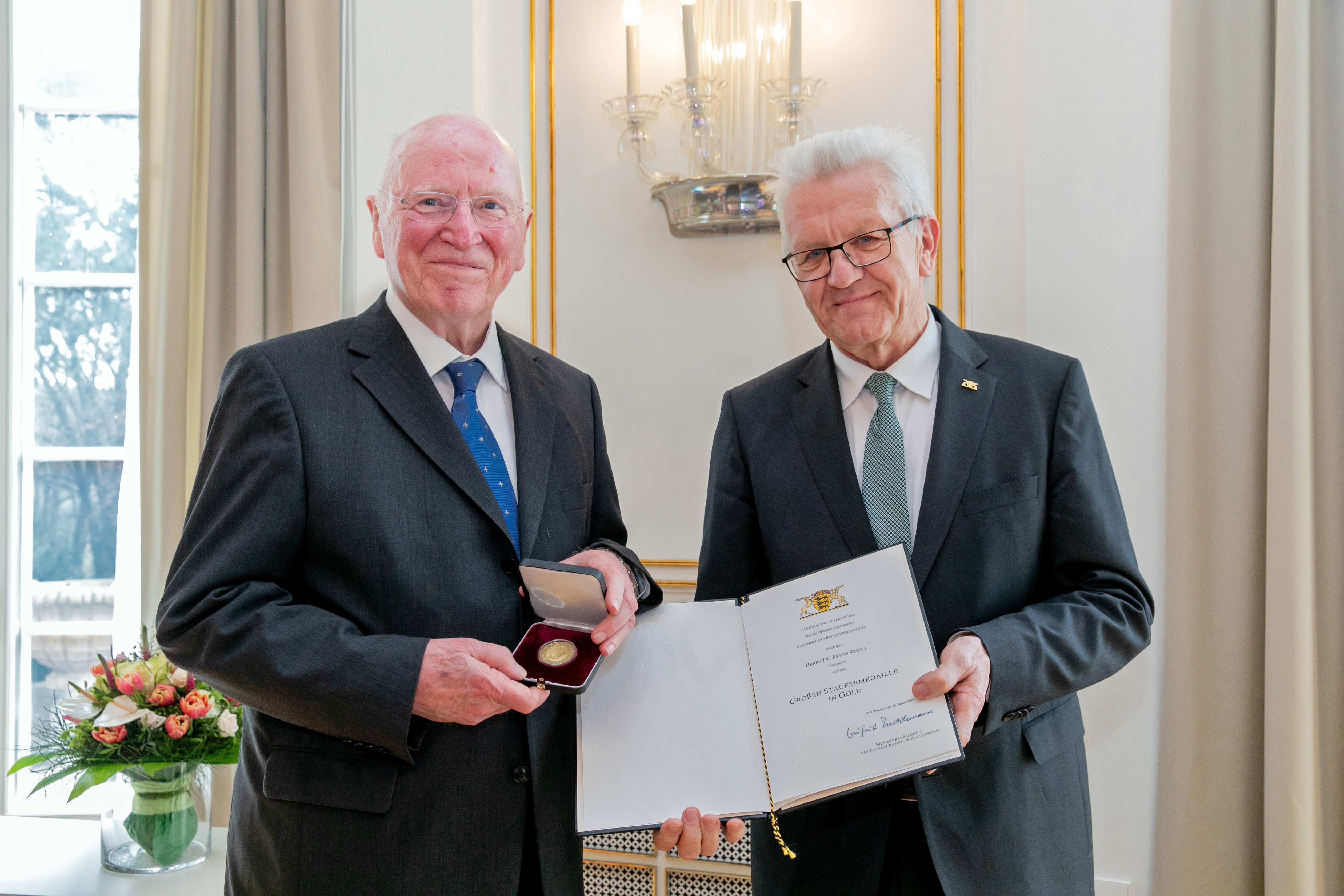 Ministerpräsident Winfried Kretschmann hat Dr. Erwin Vetter in der Villa Reitzenstein in Stuttgart die Große Staufermedaille in Gold verliehen und seine vielfältigen Verdienste gewürdigt.