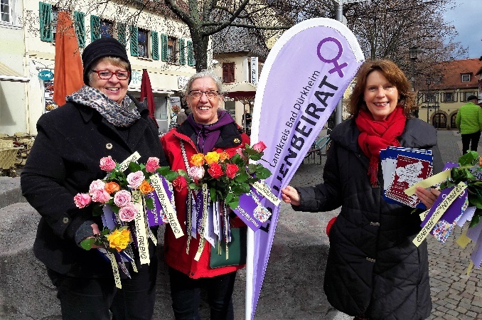 Sabine Kutschke, Ellen Messner-Vogelesang und die ehrenamtliche Gleichstellungsbeauftragte von Haßloch, Heidi Horn verteilten Rosen.