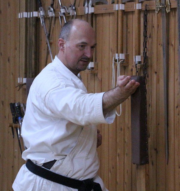 Sensei Peter Schömbs erläutert die unterschiedlichen Übungsweisen am Makiwara | Foto: ps