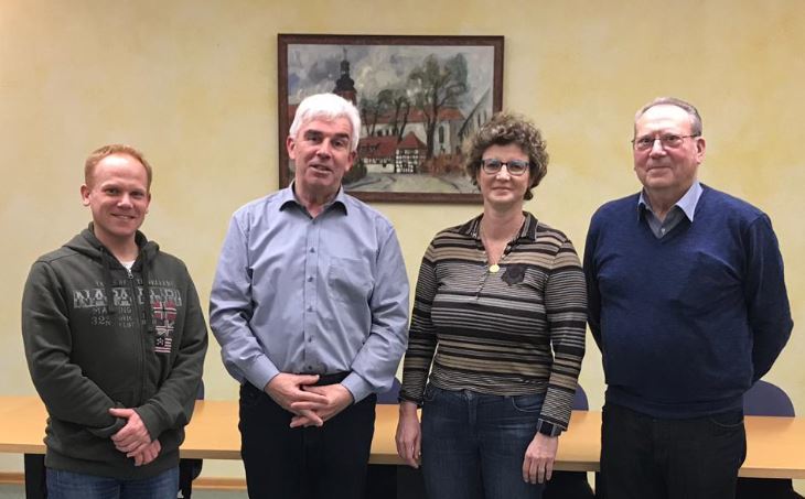 Wachwechsel bei der Kulturgemeinde Rheinzabern (von links): Sebastian Thomas, stellvertretender Vorsitzender, Gerhard Beil, Ortsbürgermeister, die neue Vorsitzende der Kulturgemeinde, Alexandra Hirsch, sowie den scheidenden Kulturattaché Philipp Schmitt
