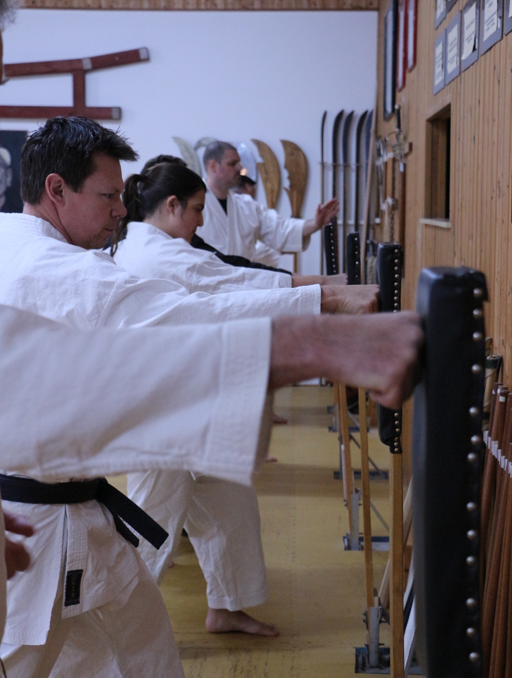 Übungen am Makiwara (Schlagpfosten)