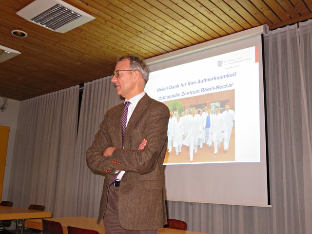 Prof. Dr. Stöve beantwortet Fragen aus dem Publikum | Foto: Brigitte Melder