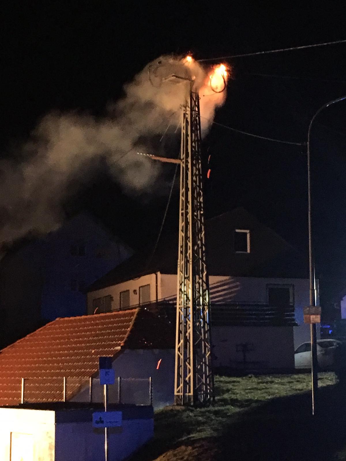Brennendes Storchennest in Stromleitung hielt Feuerwehr Theisbergstegen auf Trab.