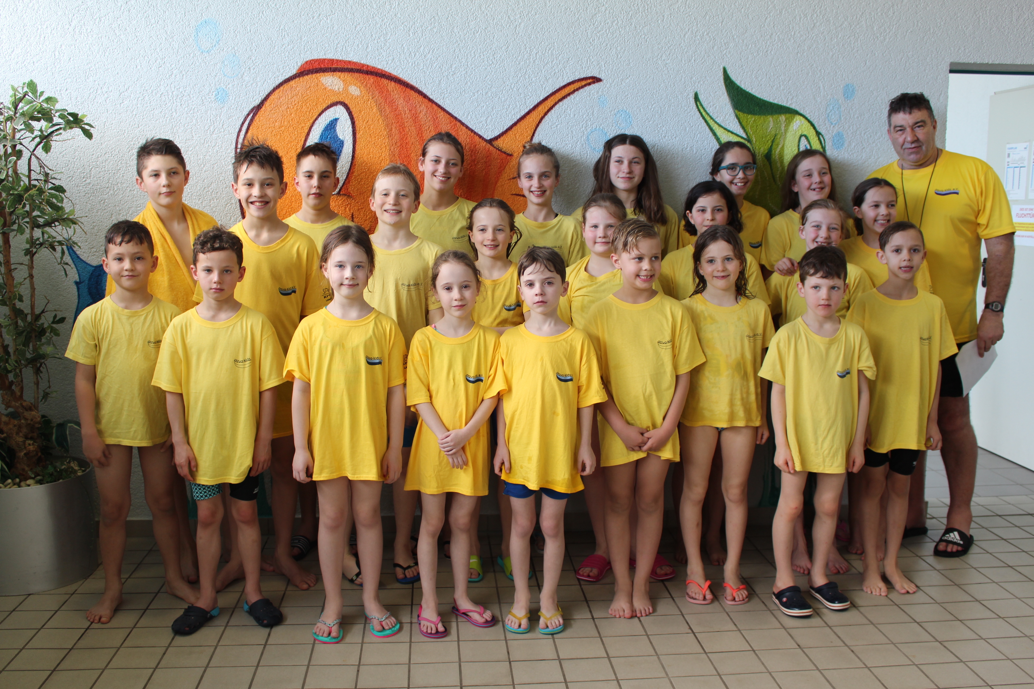 Die Truppe der Aqua Kids mit Trainer Gerd Backhaus Foto: Ilona Tinti