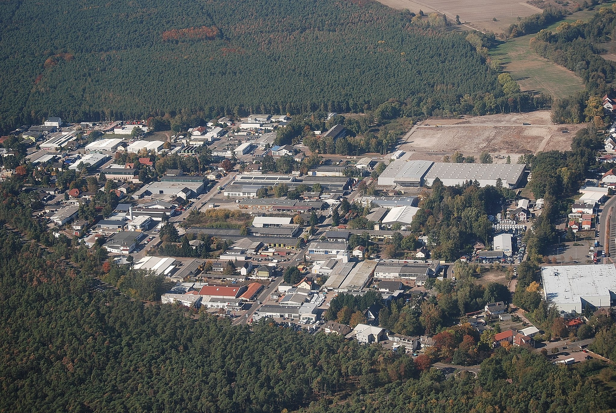 Die Luftaufnahme zeigt das Gewerbegebiet Süd. Rechts oben ist das 56.500 Quadratmeter Grundstück zu sehen, auf dem das amerikanische Unternehmen Hillwood Development Company den Bau eines Logistikzentrums mit einer 241 Meter langen, 115 Meter breiten und 13 Meter hohen Halle plant.