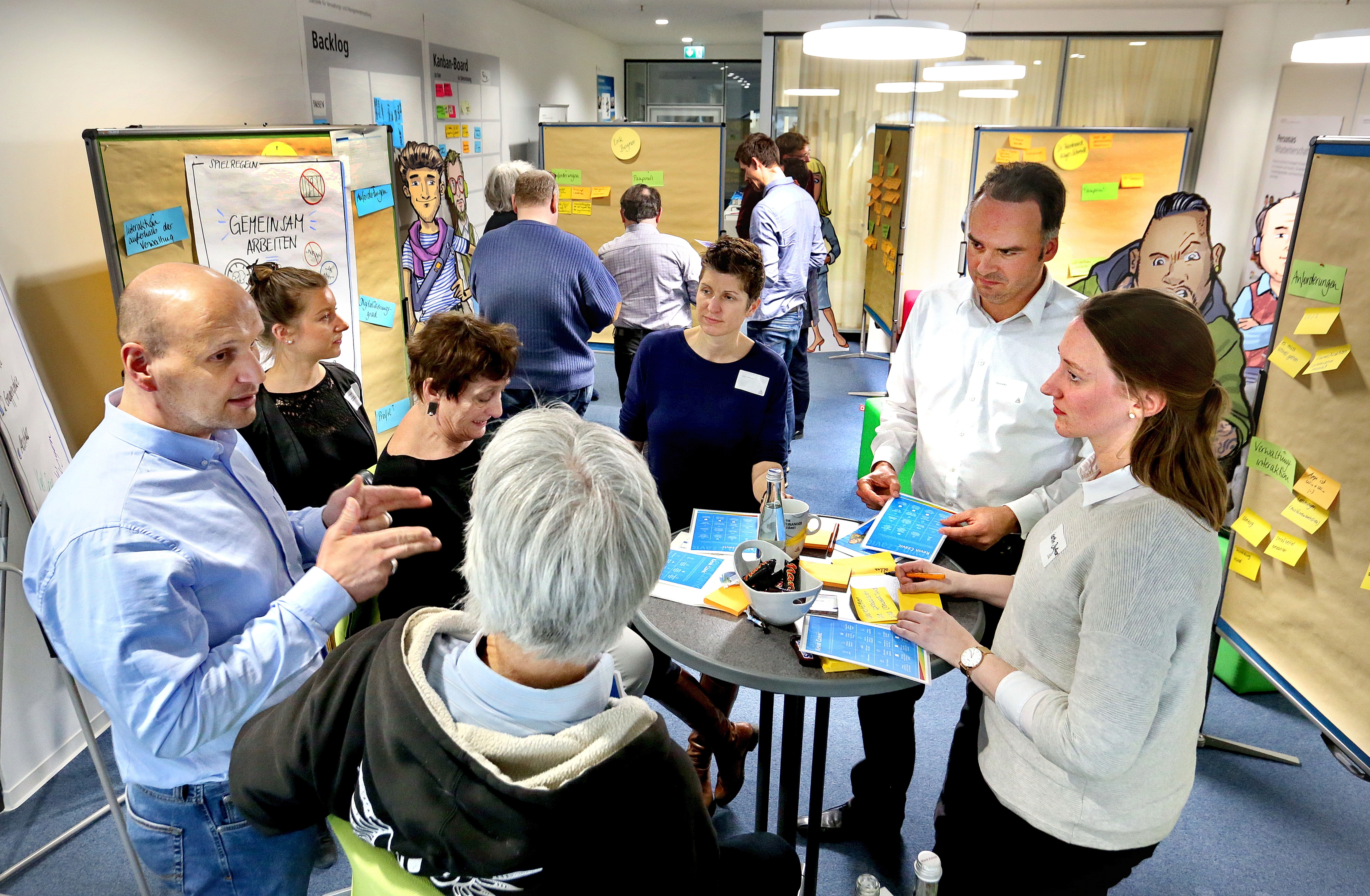 "Bürger-App gemeinsam gestalten" hieß es für die Teilnehmenden beim Workshop im Zukunftslabor der Stadt Karlsruhe. Diskutiert wurden Nutzergruppen und deren Bedürfnisse
