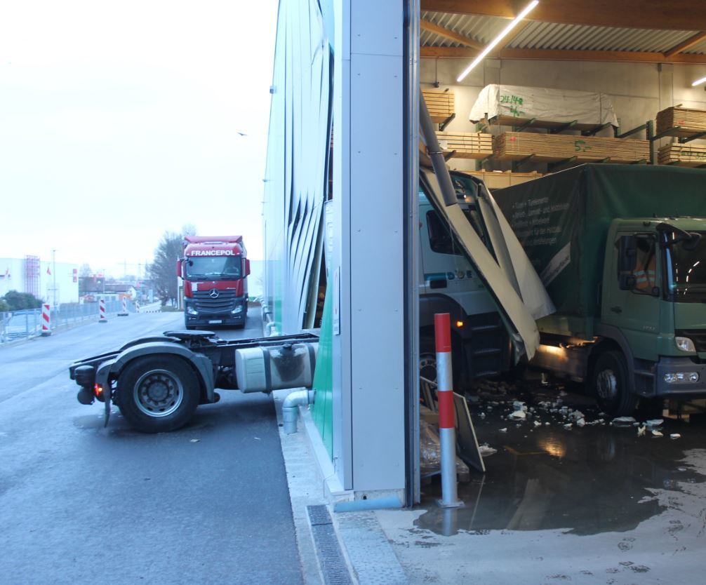 Ob die Bremslichter funktionieren konnte nicht geklärt werden, das der Lkw vorwärts fahren kann, blieb außer Zweifel.