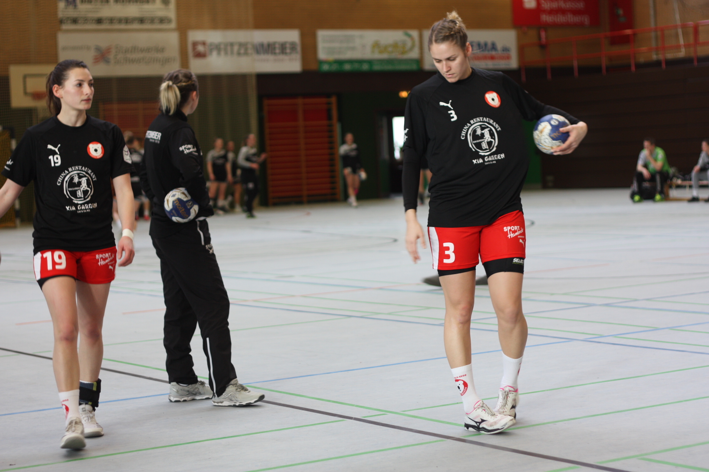 Sophia Sommerrock (19) und Sina Michels (3) vor dem Match gegen Gedern/Nidda