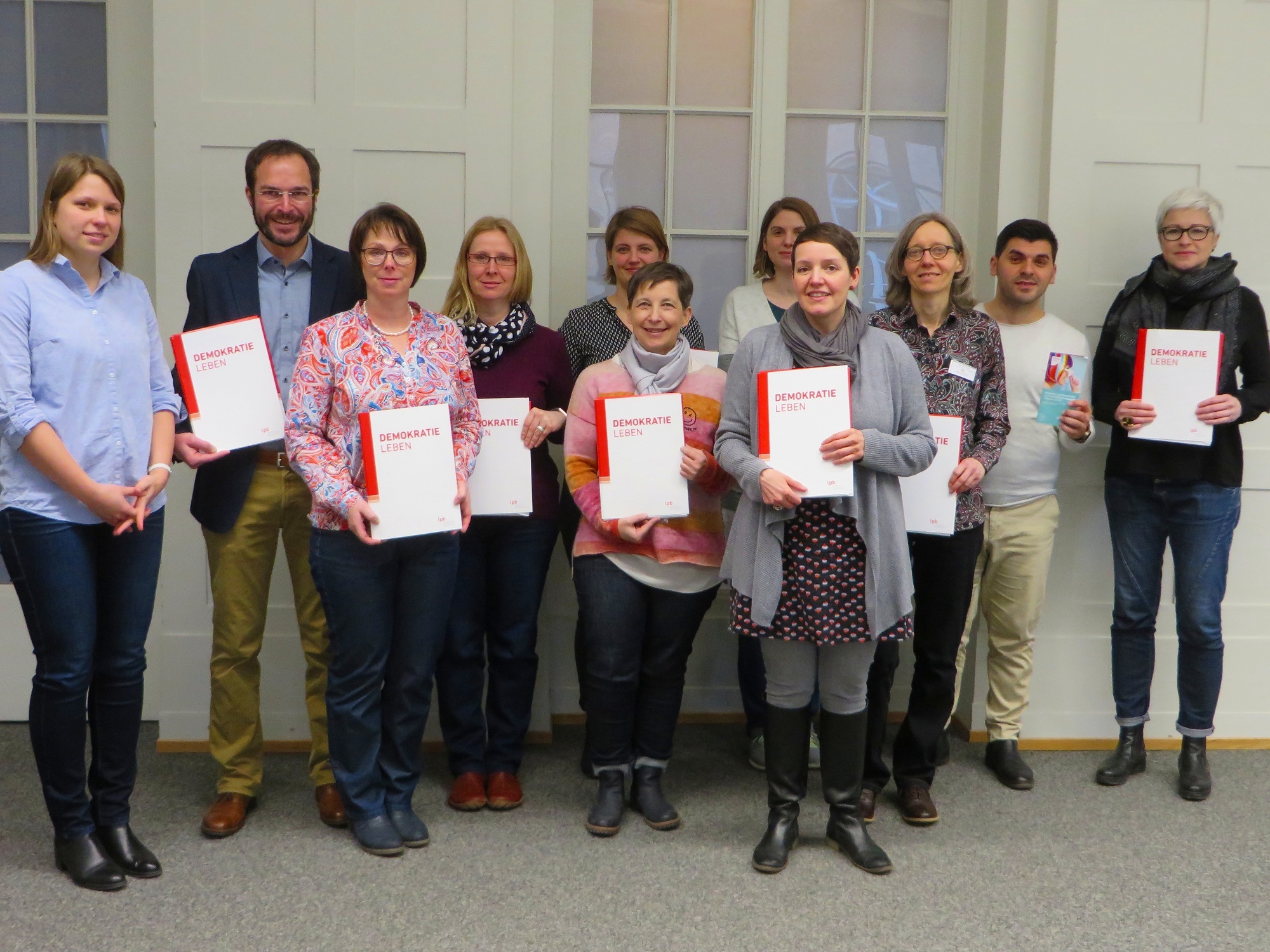 Sie alle wollen gemeinsam junge Wähler/innen sensibilisieren (v.l.):
Julia Botscher, LpB; Peter Heissenberger, Leiter der Fachstelle für das öffentliche Bibliothekswesen im RPK; Anja Oetter, Gemeindebücherei Forst; Katrin Hölle, Gemeinde Birkenfeld; Gesa Krauß, Fachstelle für das öffentliche Bibliothekswesen im RPF; Petra Kunzmann, Gemeindebücherei Birkenfeld; Anja Stiller, Stadtbibliothek Mannheim; Nadine Ratz, Stadtbücherei Heidelberg; Sibylle Christ, Fachstelle für das öffentliche Bibliothekswesen im RPK; Vatan Ukay, LpB und Projektleiter Erstwählerkampagne; Kirsten Wieczorek, Leiterin der Fachstelle für das öffentliche Bibliothekswesen im RPS.