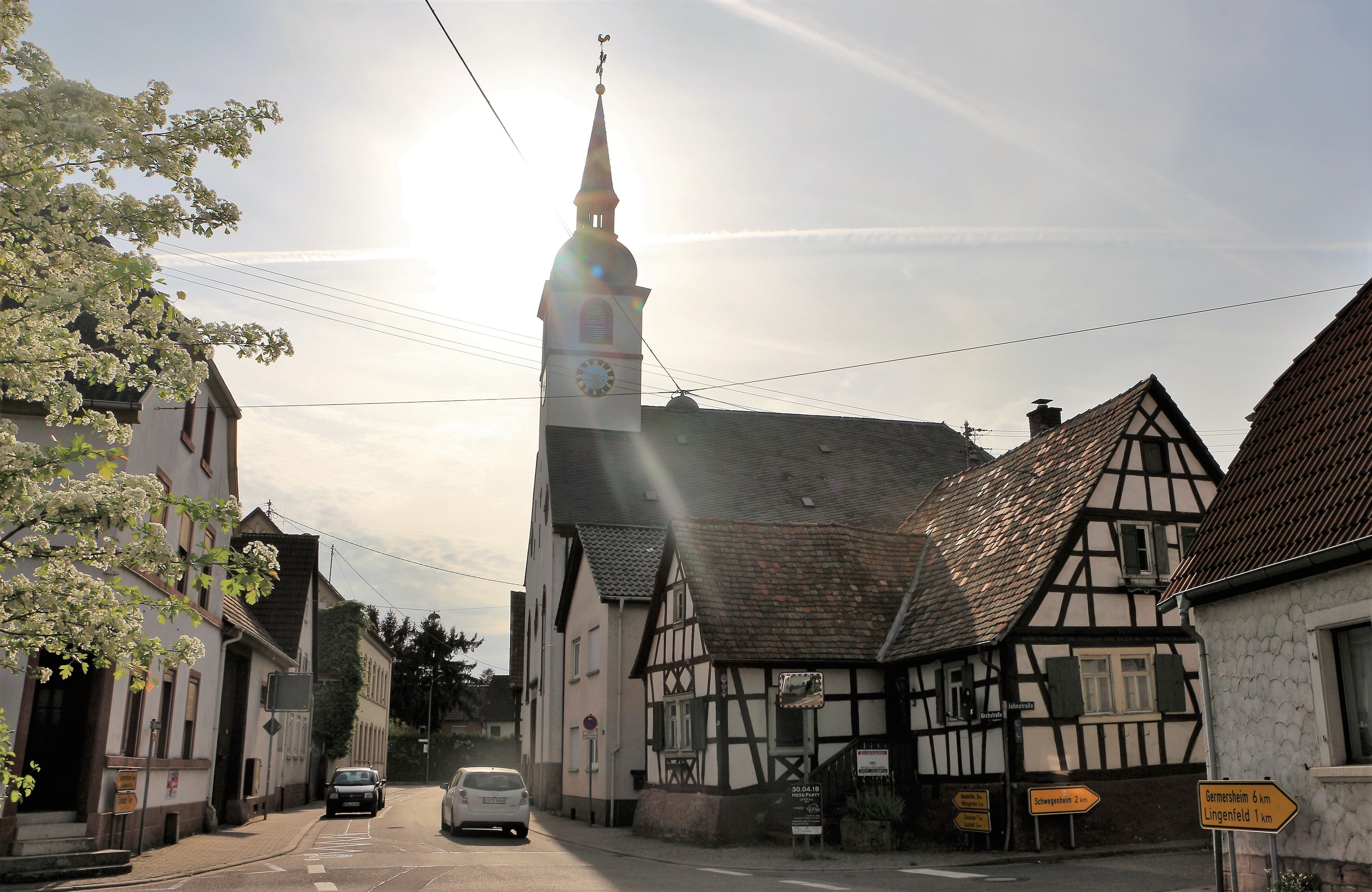 Die protestantische Kirche Westheim liegt direkt an der Ortsdurchfahrt. Ein barrierefreier Zugang kann vorne nicht einfach angebaut werden.