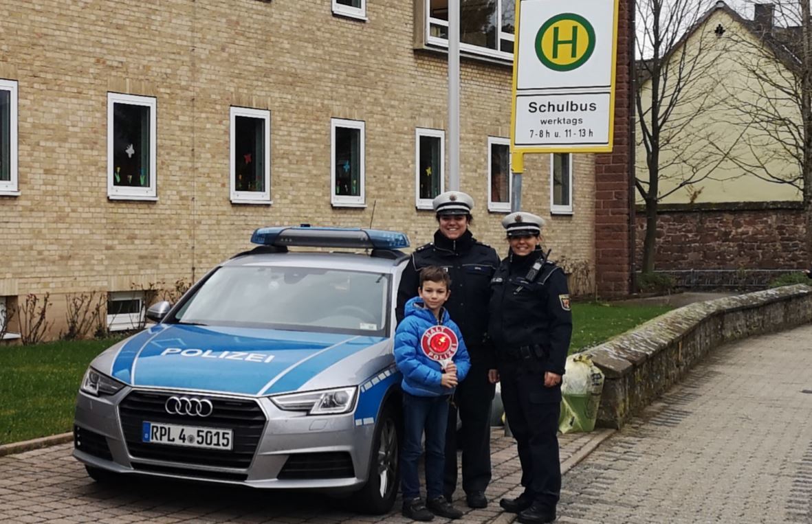 Kathrin Mohr und Yvonne Winter von der Polizeiinspektion Edenkoben mit dem Schüler Tim.