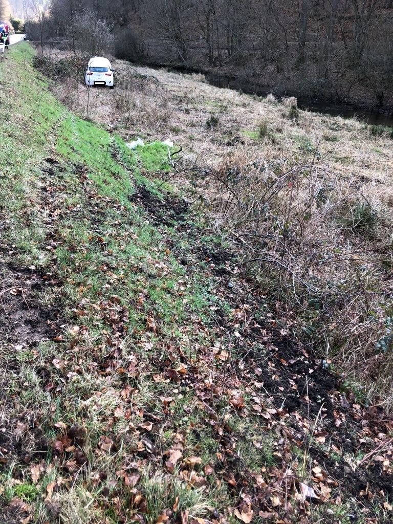 Das Auto der 34-Jährigen wurde am Seitenrand der L499 mit einem Kran geborgen.