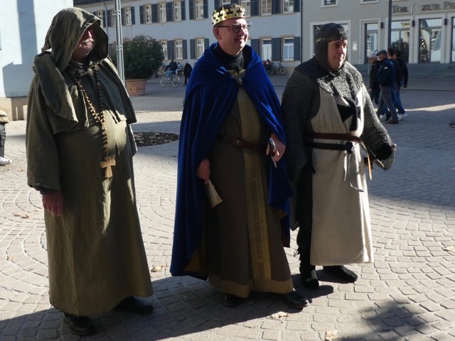 Stauferkaiser Friedrich II. - alias Gästeführer Frank Seidel - lädt wieder zur historischen Führung durch die Speyerer Messe- und Marktgeschichte ein.