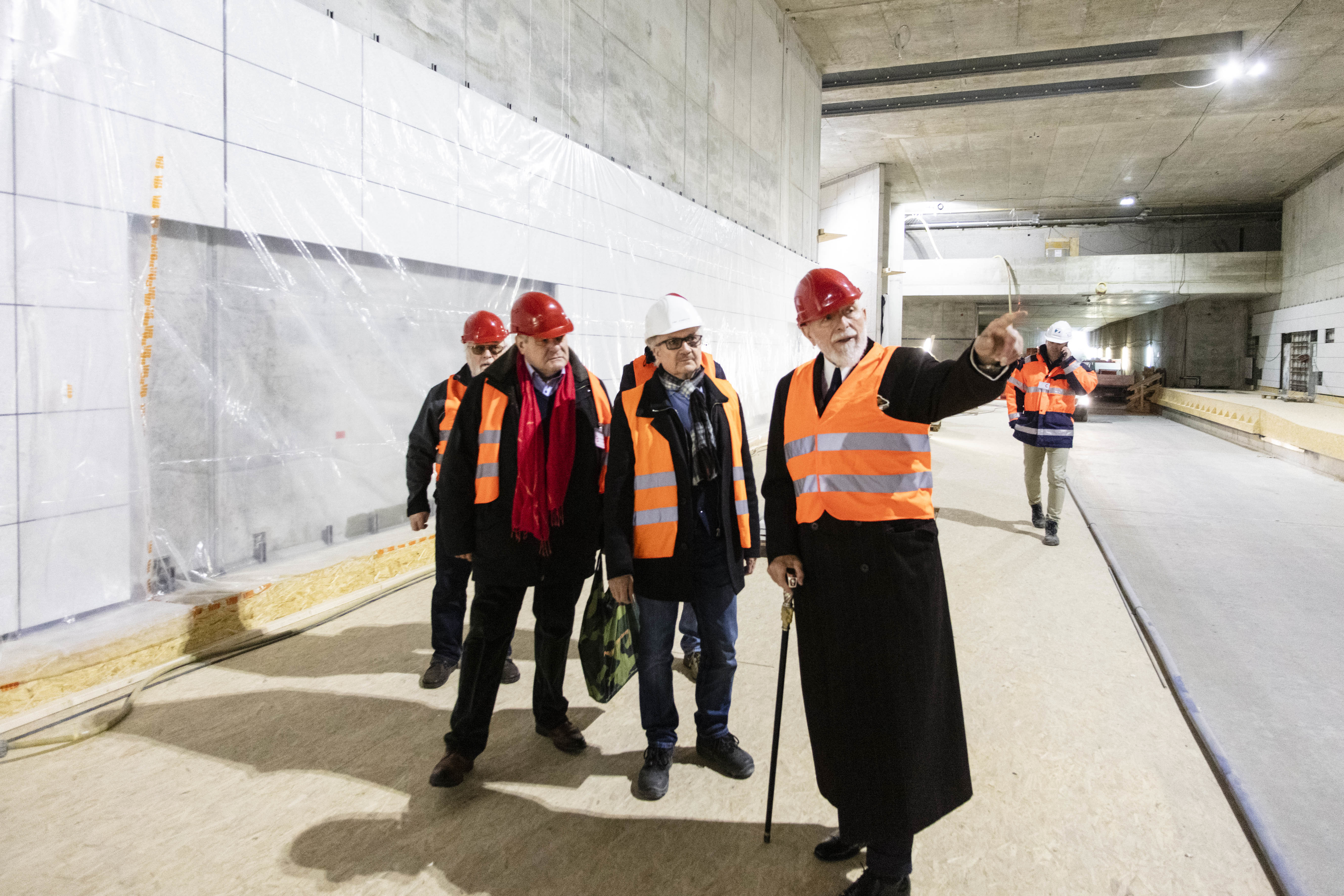 "Markus Lüpertz goes Underground", mit Uwe Konrath, dem Geschäftsführer des Bauherrn, der KASIG, und dem Initiator des Projektes Anton Goll
