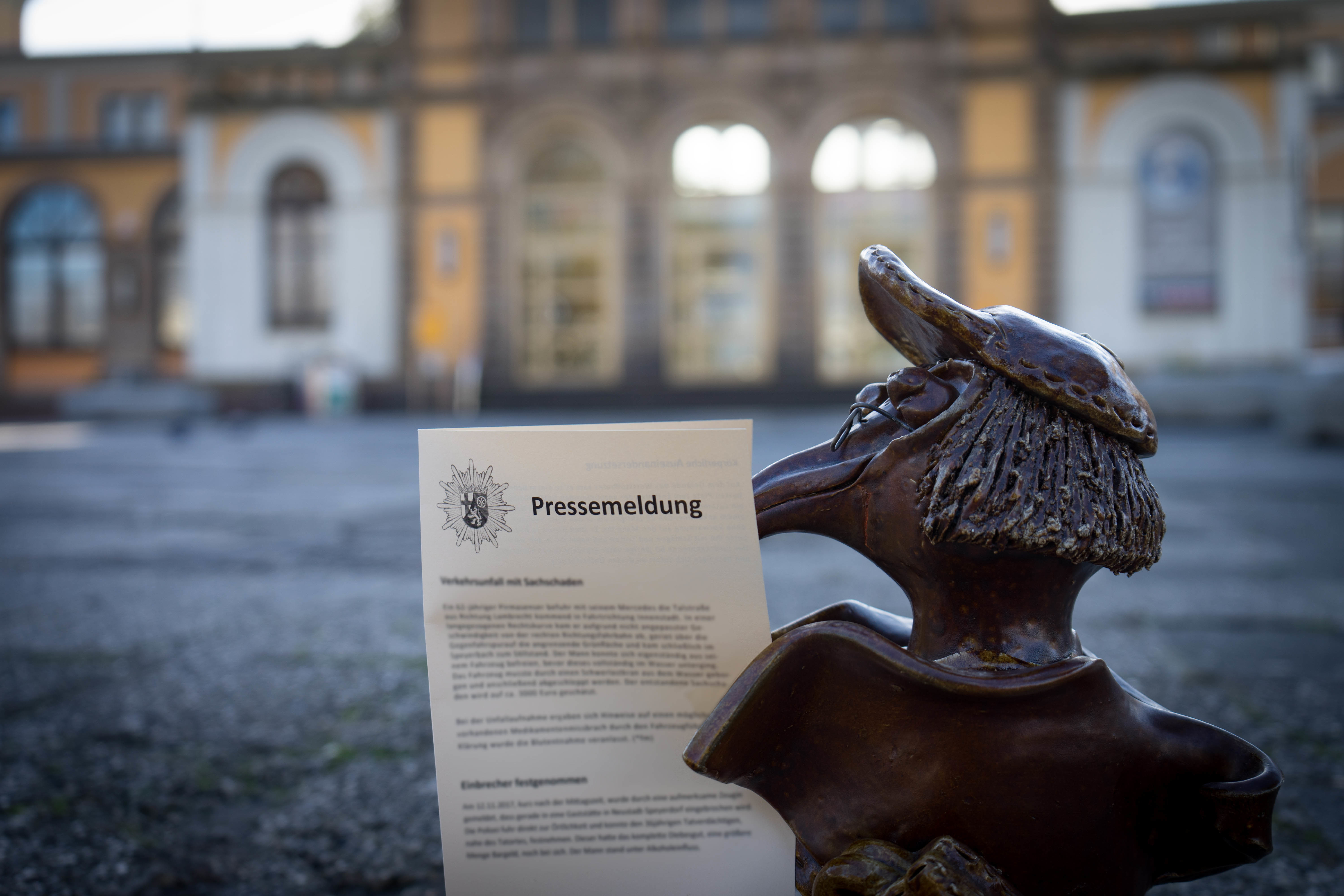 Einen Zettel an ein beschädigtes Auto zu heften reicht nicht aus. Zur eigenen Absicherung sollte man immer die Polizei rufen.