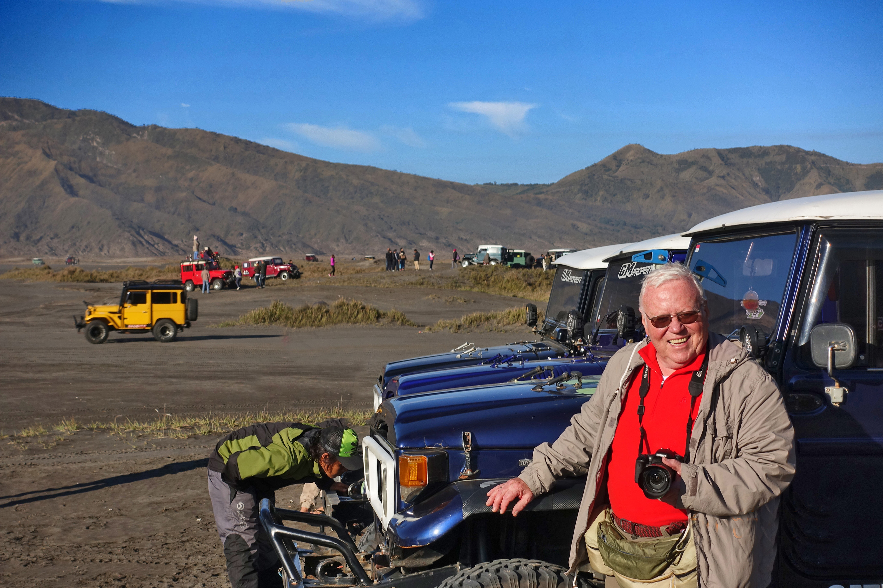 Gerhard Heil mit der Kamera unterwegs auf der Insel Java beim Vulkan Bromo.