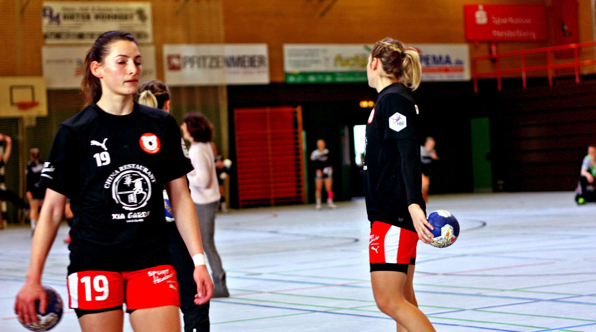 Sophia Sommerrock links mit der 19, voll fokussiert auf die anstehende Aufgabe gegen die HSG Gedern/Nidda. Rechts abgewendet Sina Michels.
Good luck in Philadelphia/USA Sophia...