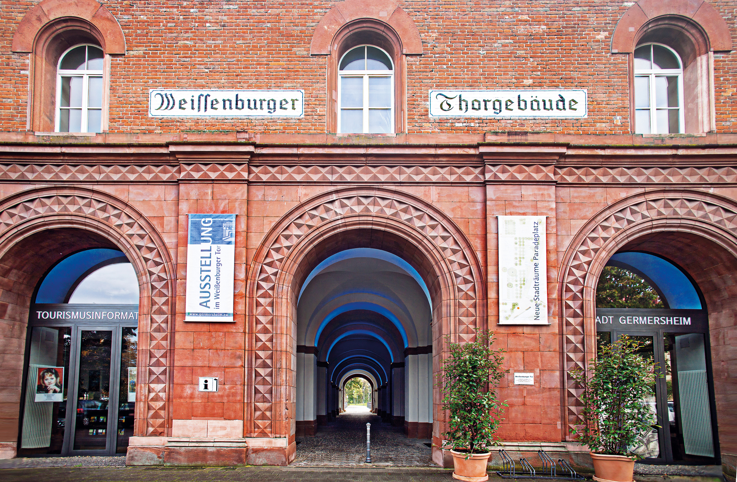 Die Tourismusinformation ist im Weißenburger Tor.