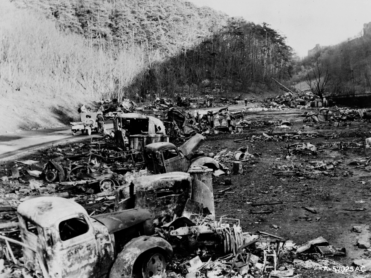 Im Isenachtal unterhalb der Hardenburg trafen die Bomben einen Konvoi, der sich auf dem Rückzug befand.